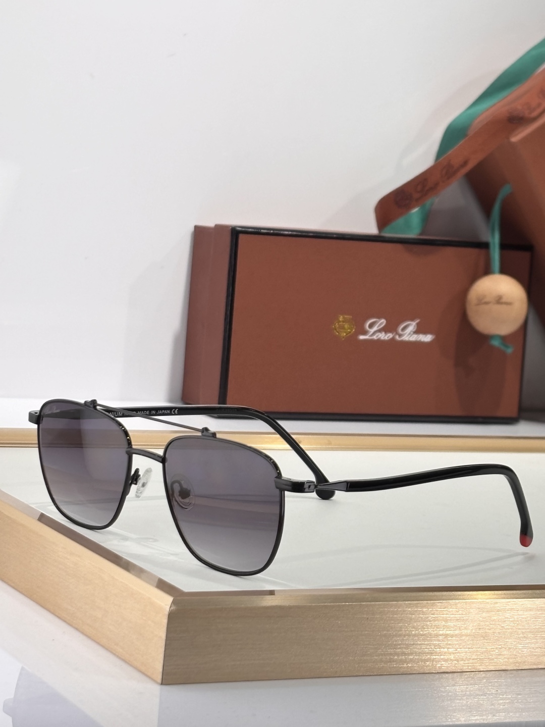  loro Piana titanium sunglasses
MODFAI0302
Size54-18