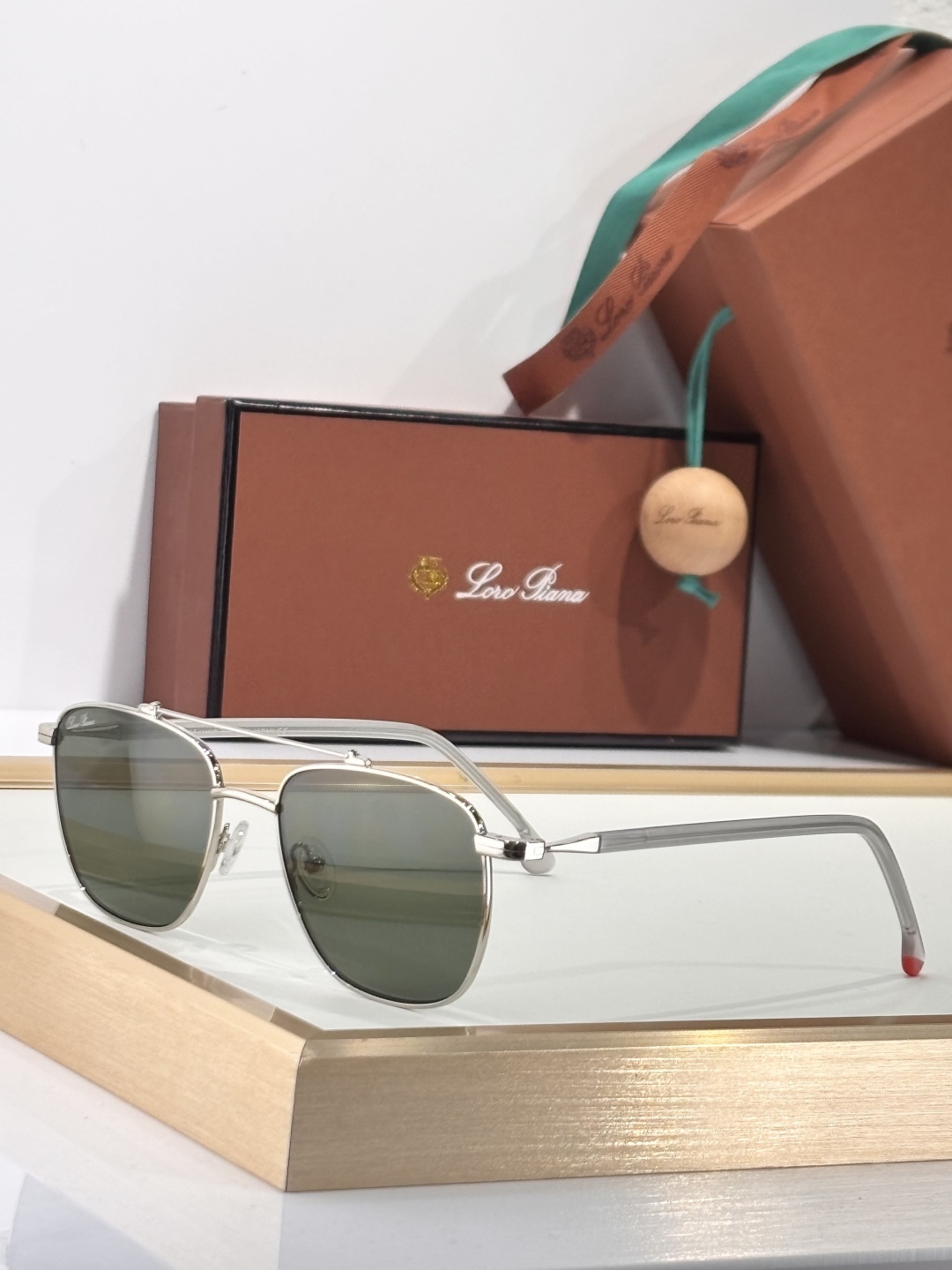  loro Piana titanium sunglasses
MODFAI0302
Size54-18