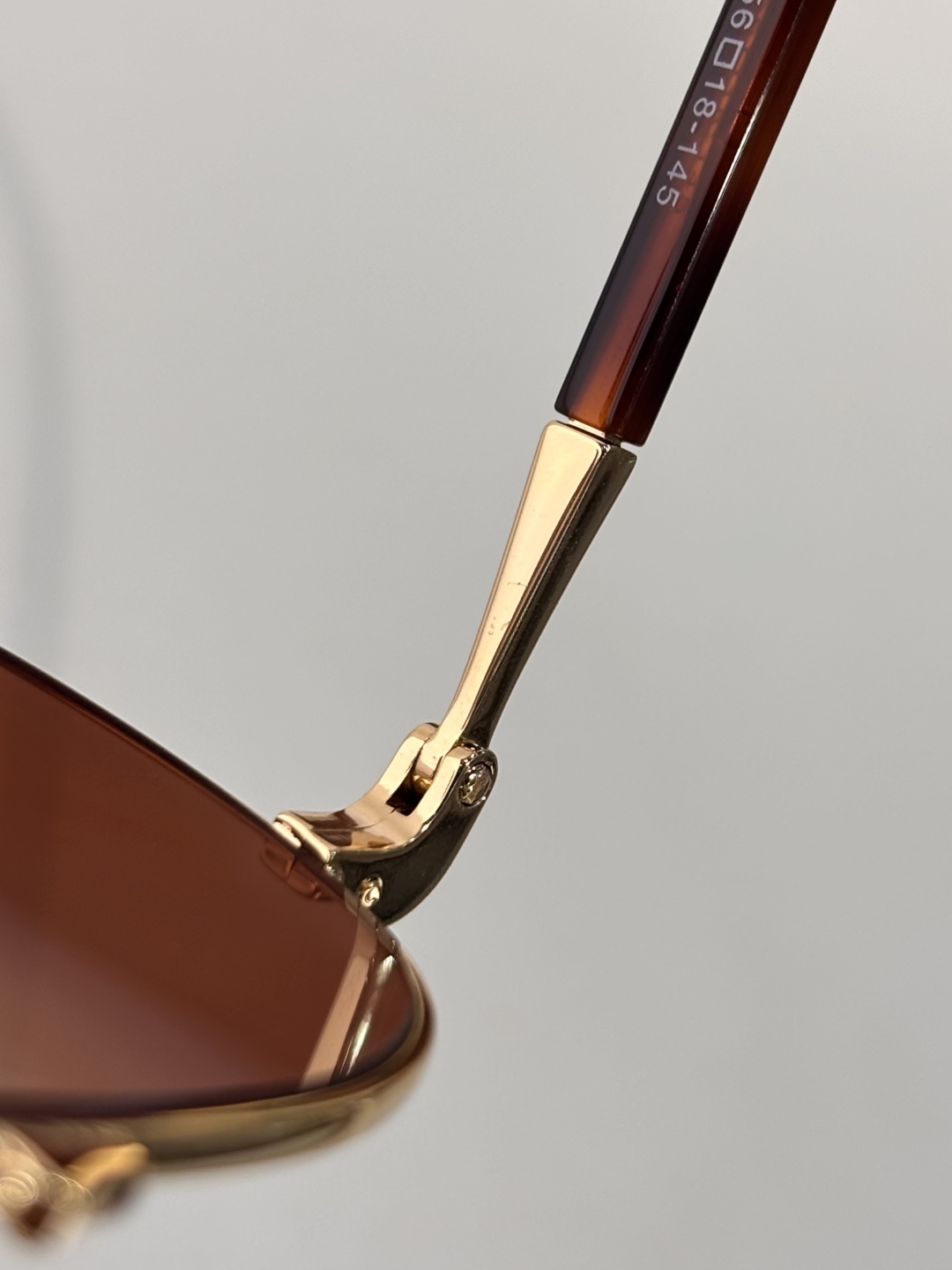  loro Piana
MODFAI4926
Size56-18-145 
Aviator sungla
