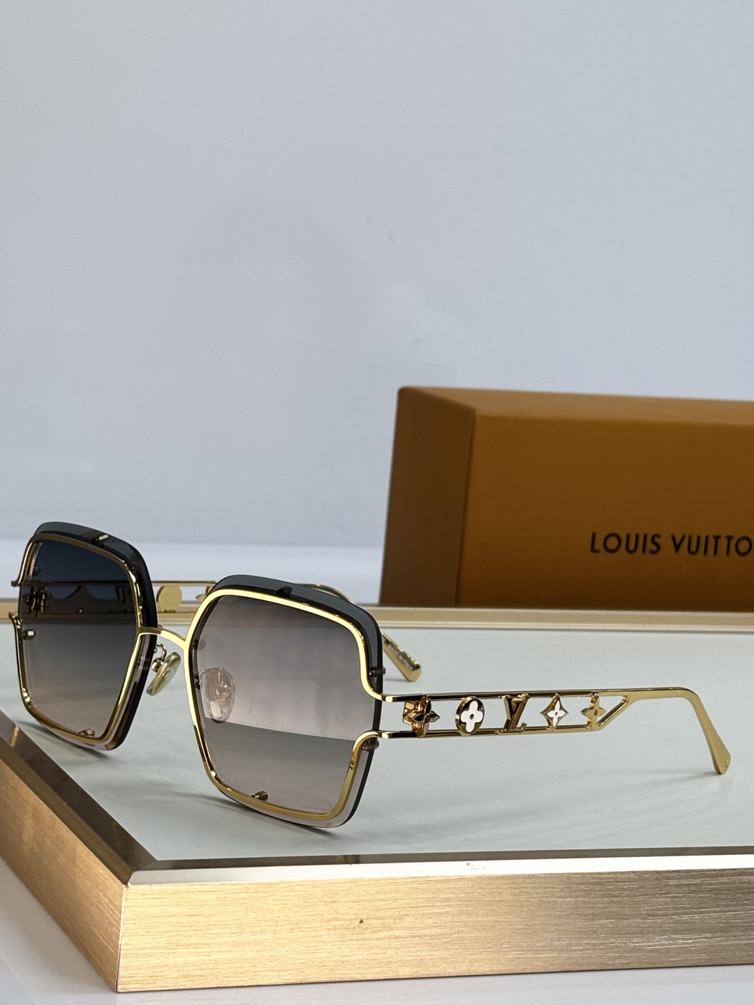  LOUIS VUITTO*
MODEL：Z2966U
SIZE：62口14-145

