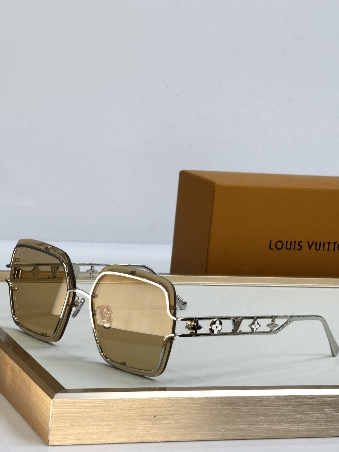  LOUIS VUITTO*
MODEL：Z2966U
SIZE：62口14-145

