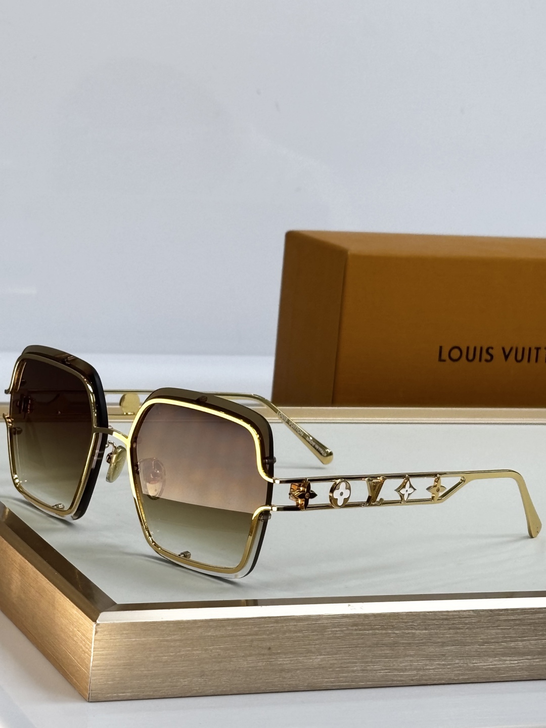  LOUIS VUITTO*
MODEL：Z2966U
SIZE：62口14-145
