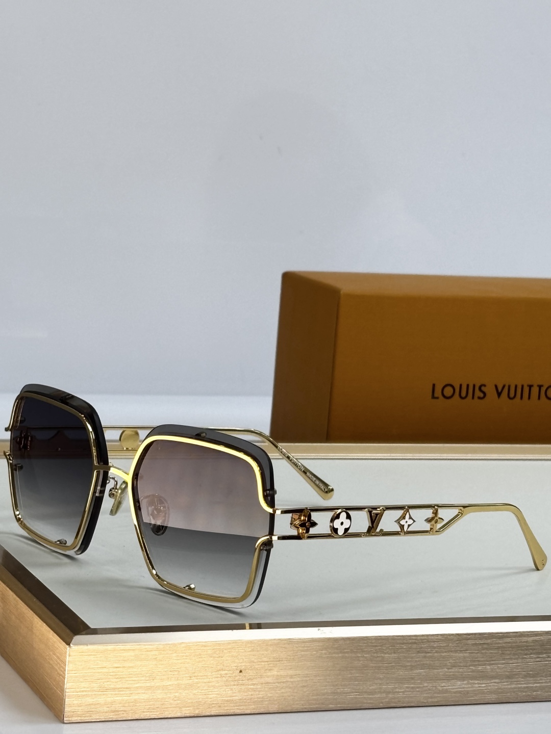  LOUIS VUITTO*
MODEL：Z2966U
SIZE：62口14-145
