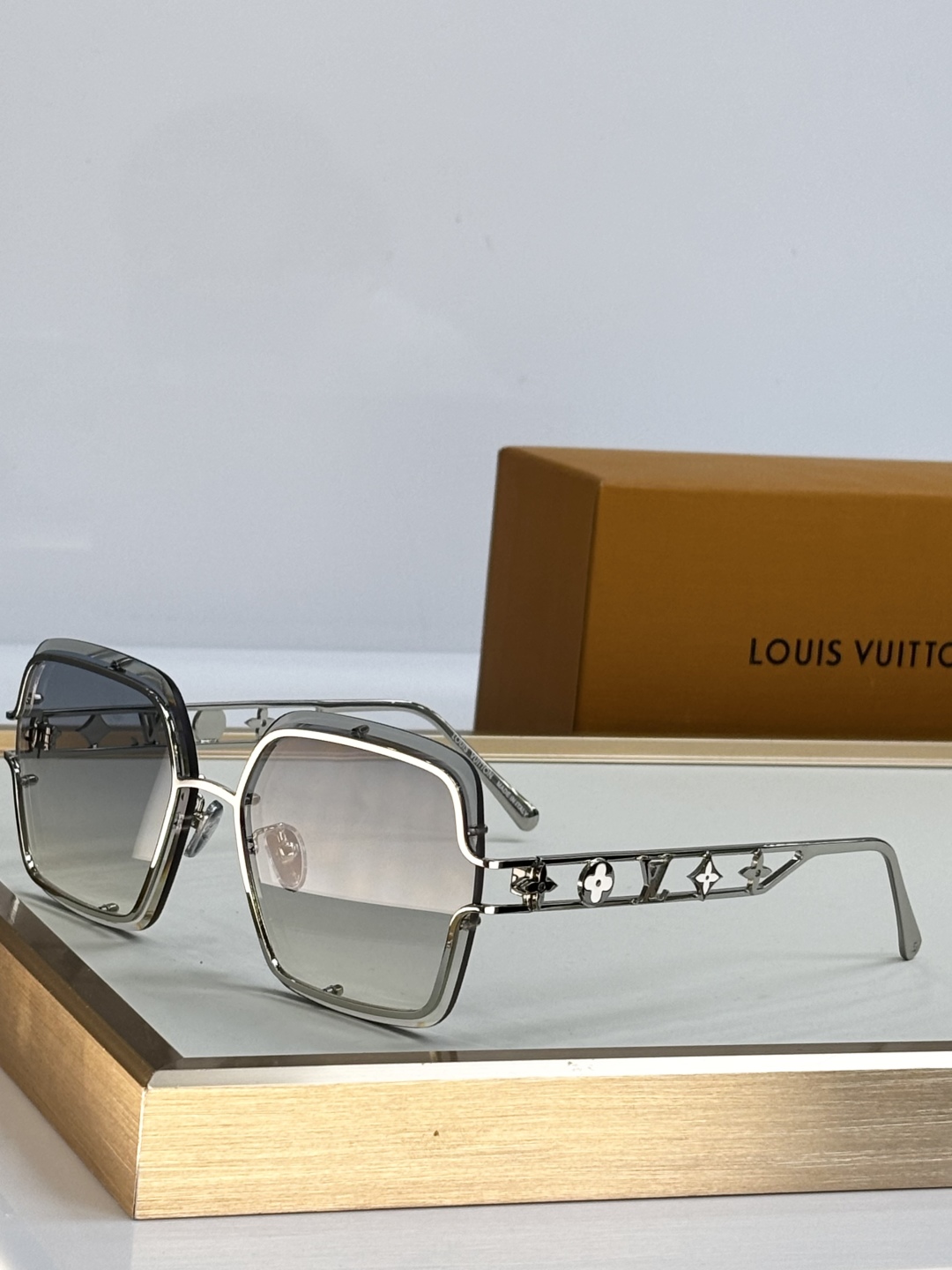  LOUIS VUITTO*
MODEL：Z2966U
SIZE：62口14-145
