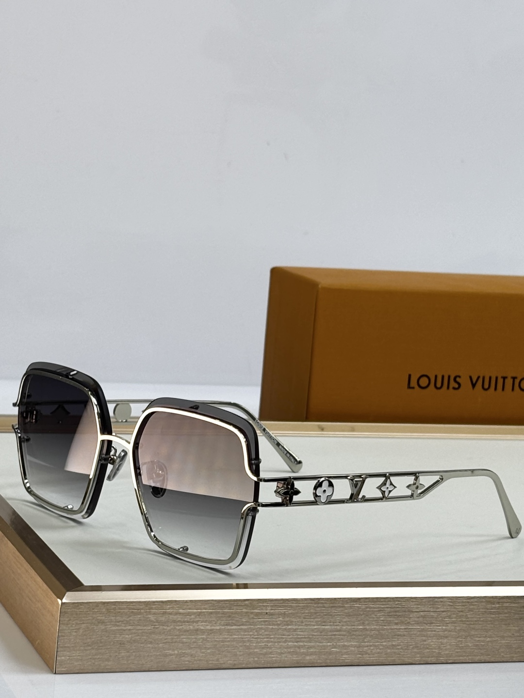  LOUIS VUITTO*
MODEL：Z2966U
SIZE：62口14-145
