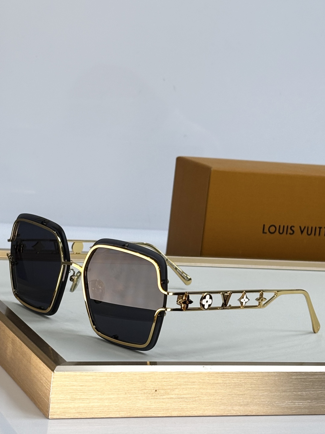  LOUIS VUITTO*
MODEL：Z2966U
SIZE：62口14-145
