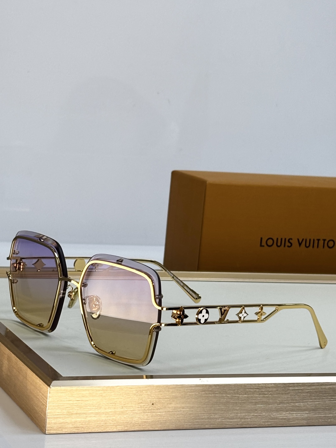  LOUIS VUITTO*
MODEL：Z2966U
SIZE：62口14-145
