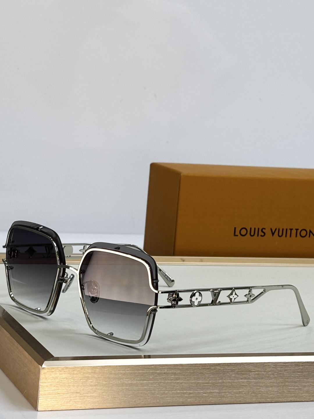  LOUIS VUITTO*
MODEL：Z2966U
SIZE：62口14-145
