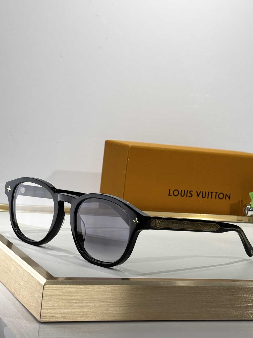 Louis Vuitto*
LV Aura Square
MODELZ3042
SIZE：57口21-1