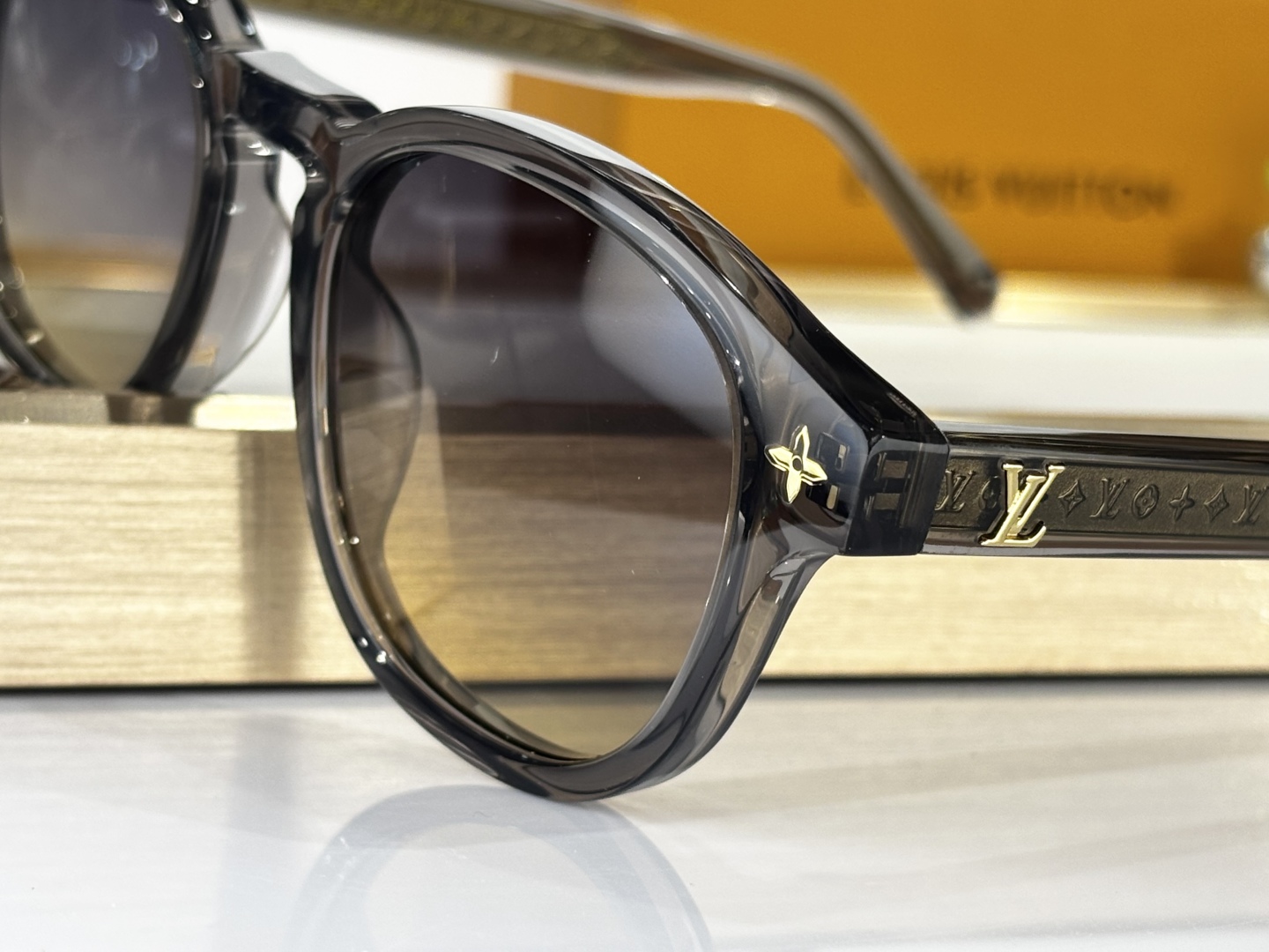 Louis Vuitto*
LV Aura Square
MODELZ3042
SIZE：57口21-1
