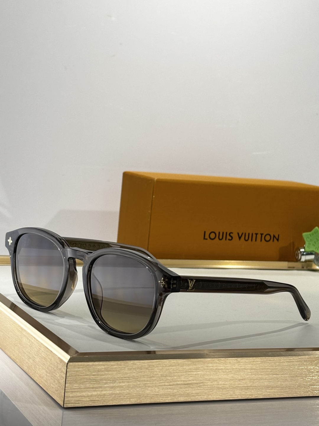 Louis Vuitto*
LV Aura Square
MODELZ3042
SIZE：57口21-1