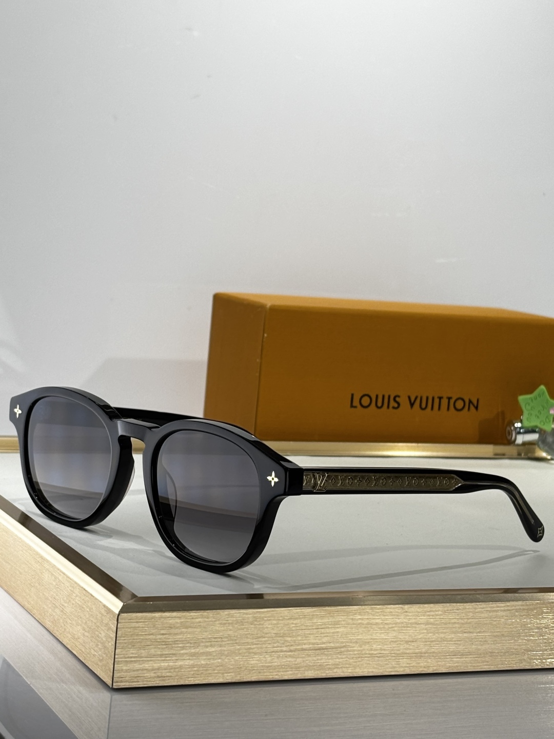 Louis Vuitto*
LV Aura Square
MODELZ3042
SIZE：57口21-1