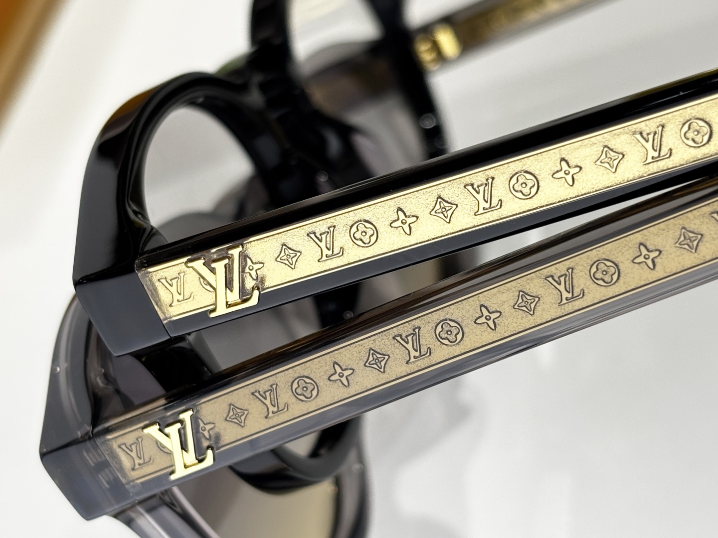 Louis Vuitto*
LV Aura Square
MODELZ3042
SIZE：57口21-1