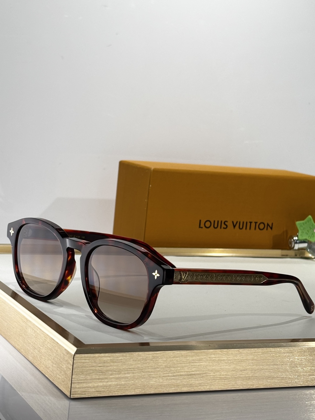 Louis Vuitto*
LV Aura Square
MODELZ3042
SIZE：57口21-1