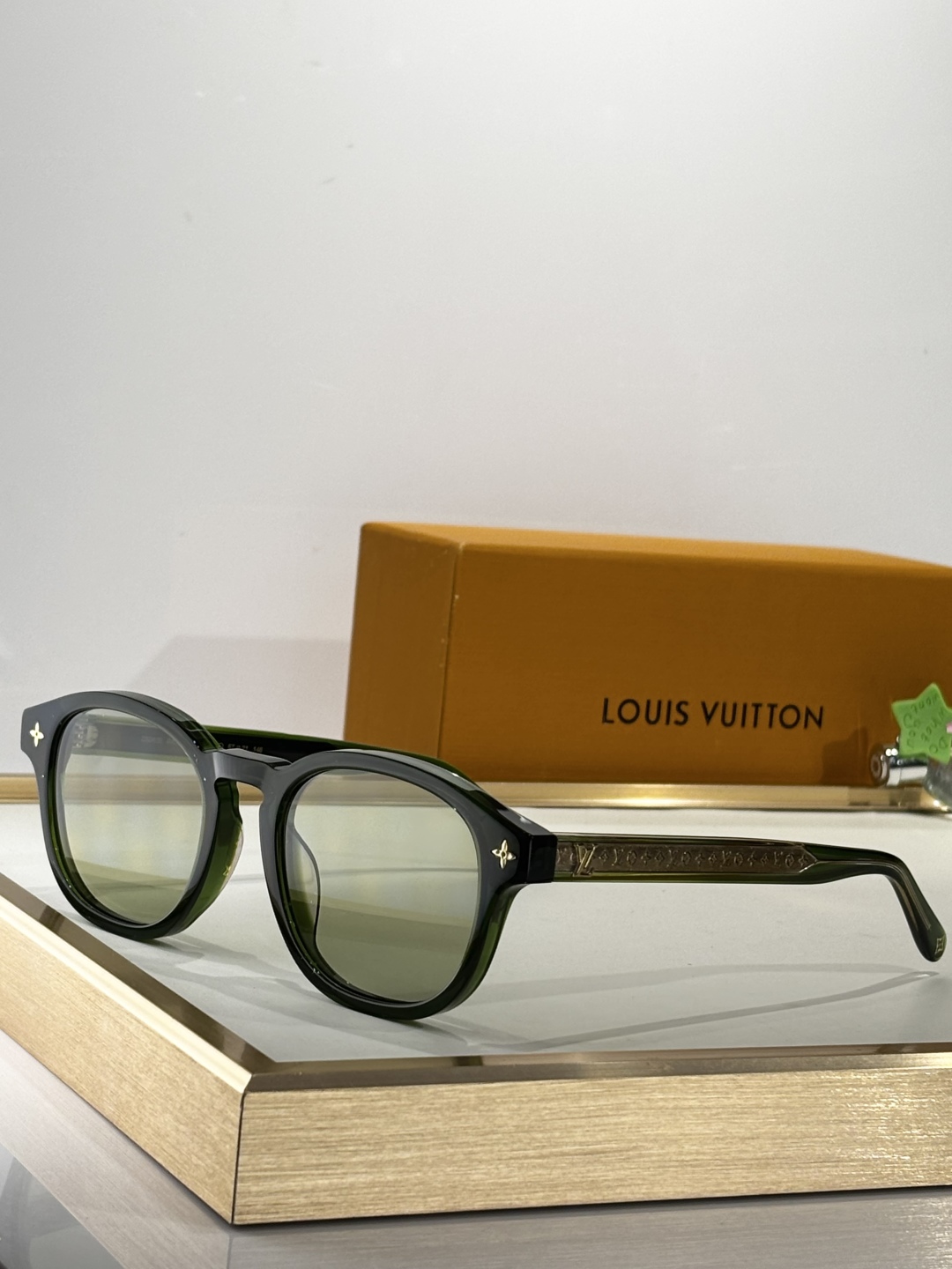 Louis Vuitto*
LV Aura Square
MODELZ3042
SIZE：57口21-1
