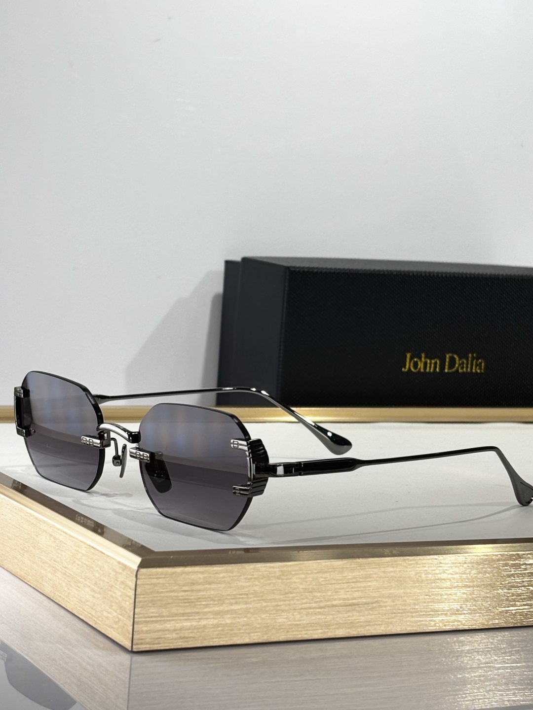  TOP QUALITY 
John Dali*
Mod：AMARU
Size：52-18-145
品质