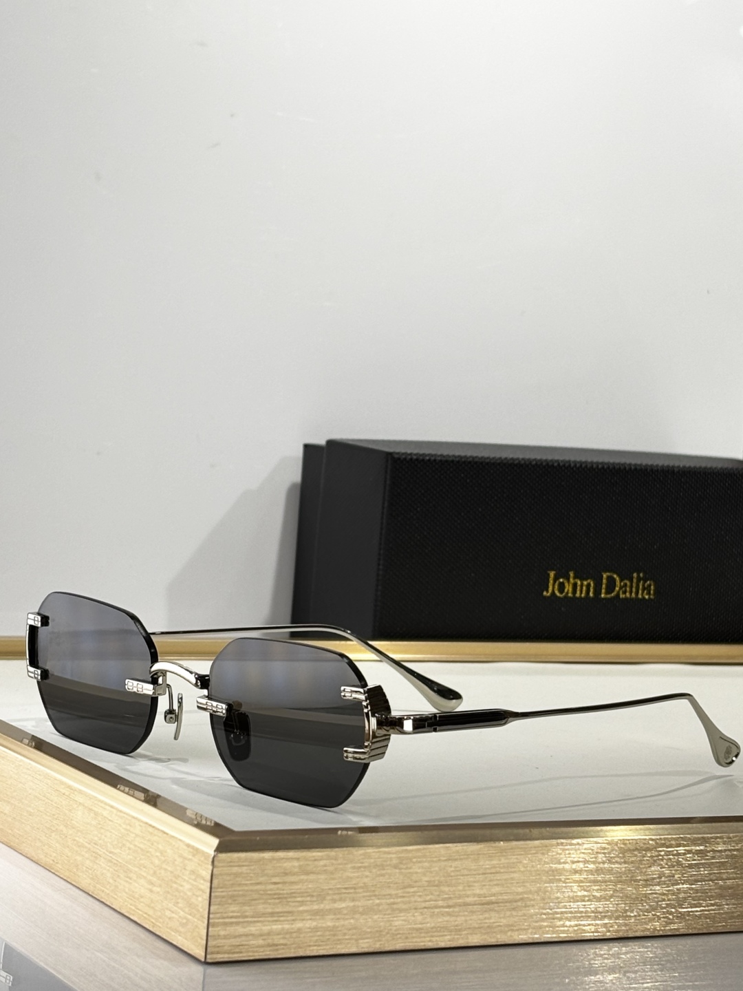  TOP QUALITY 
John Dali*
Mod：AMARU
Size：52-18-145
品质