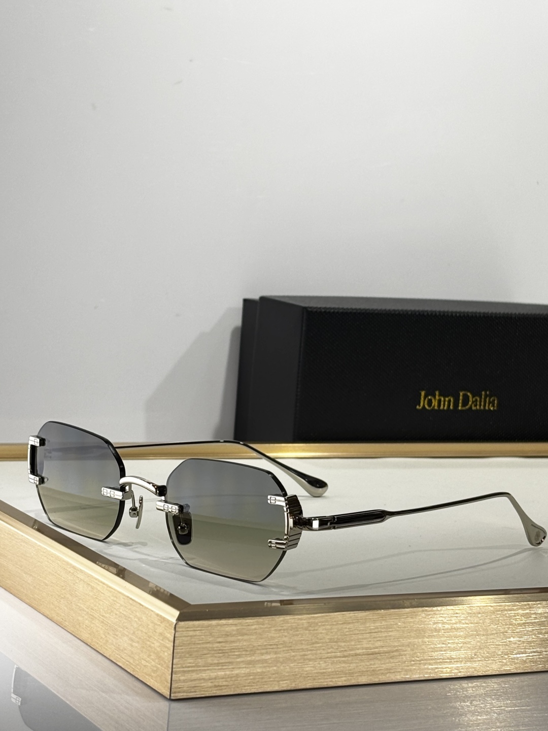  TOP QUALITY 
John Dali*
Mod：AMARU
Size：52-18-145
品质