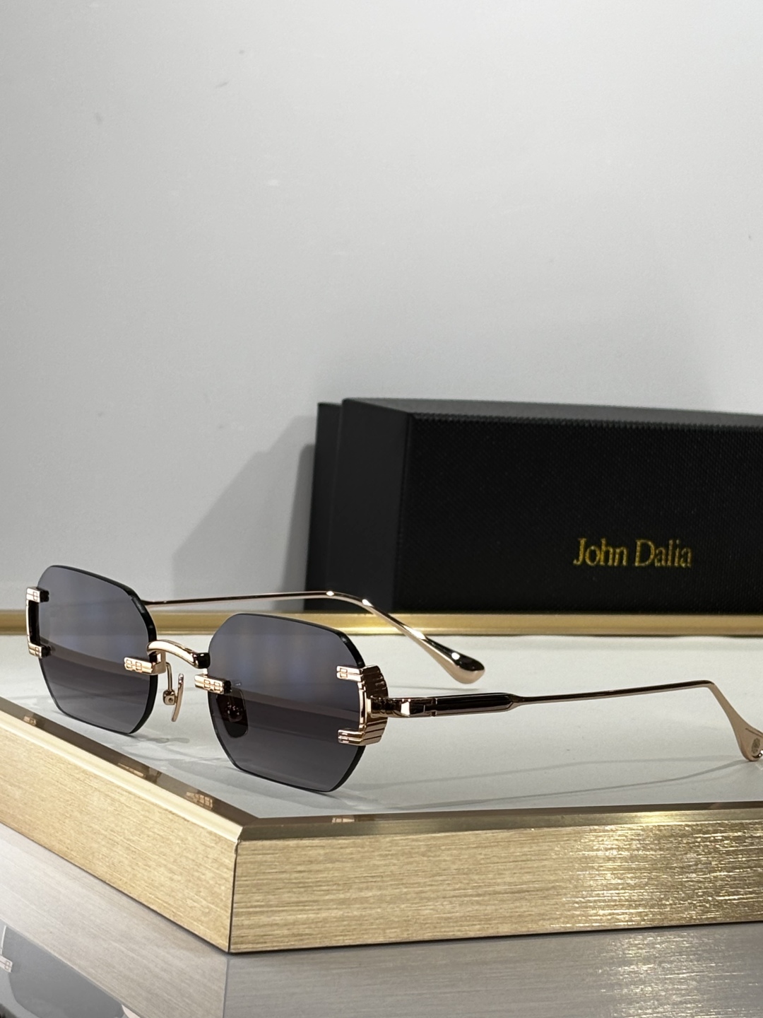  TOP QUALITY 
John Dali*
Mod：AMARU
Size：52-18-145
品质