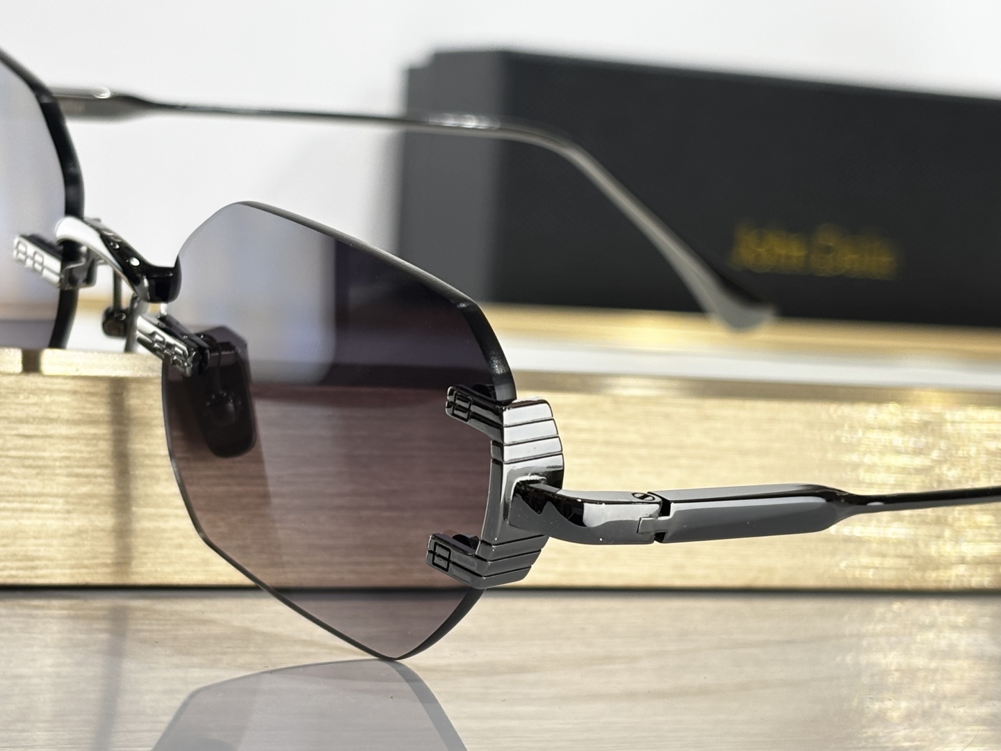  TOP QUALITY 
John Dali*
Mod：AMARU
Size：52-18-145
品质