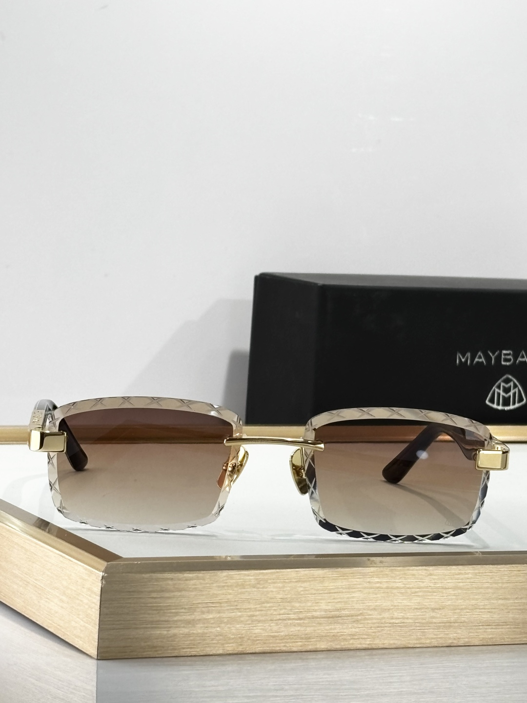 Photo chromic
MAYBACH
MOD：THE ARTIST V
Size：58口18-14