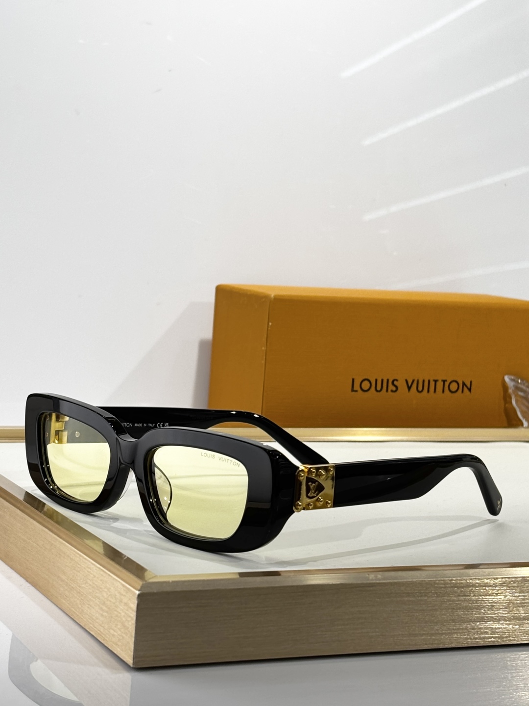  LOUIS VUITT*
MODEL：Z3007E
SIZE：51口19-140

