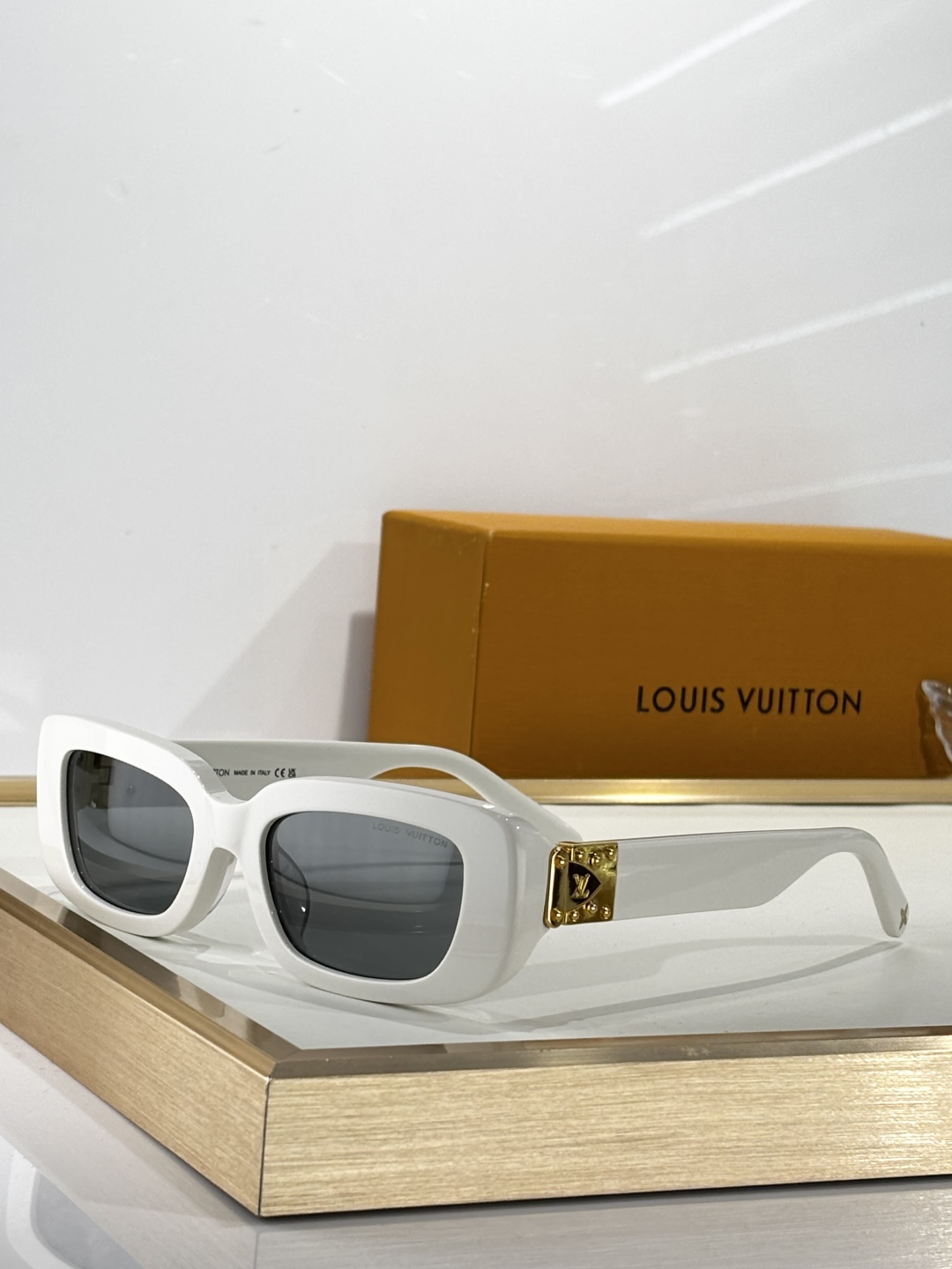  LOUIS VUITT*
MODEL：Z3007E
SIZE：51口19-140
