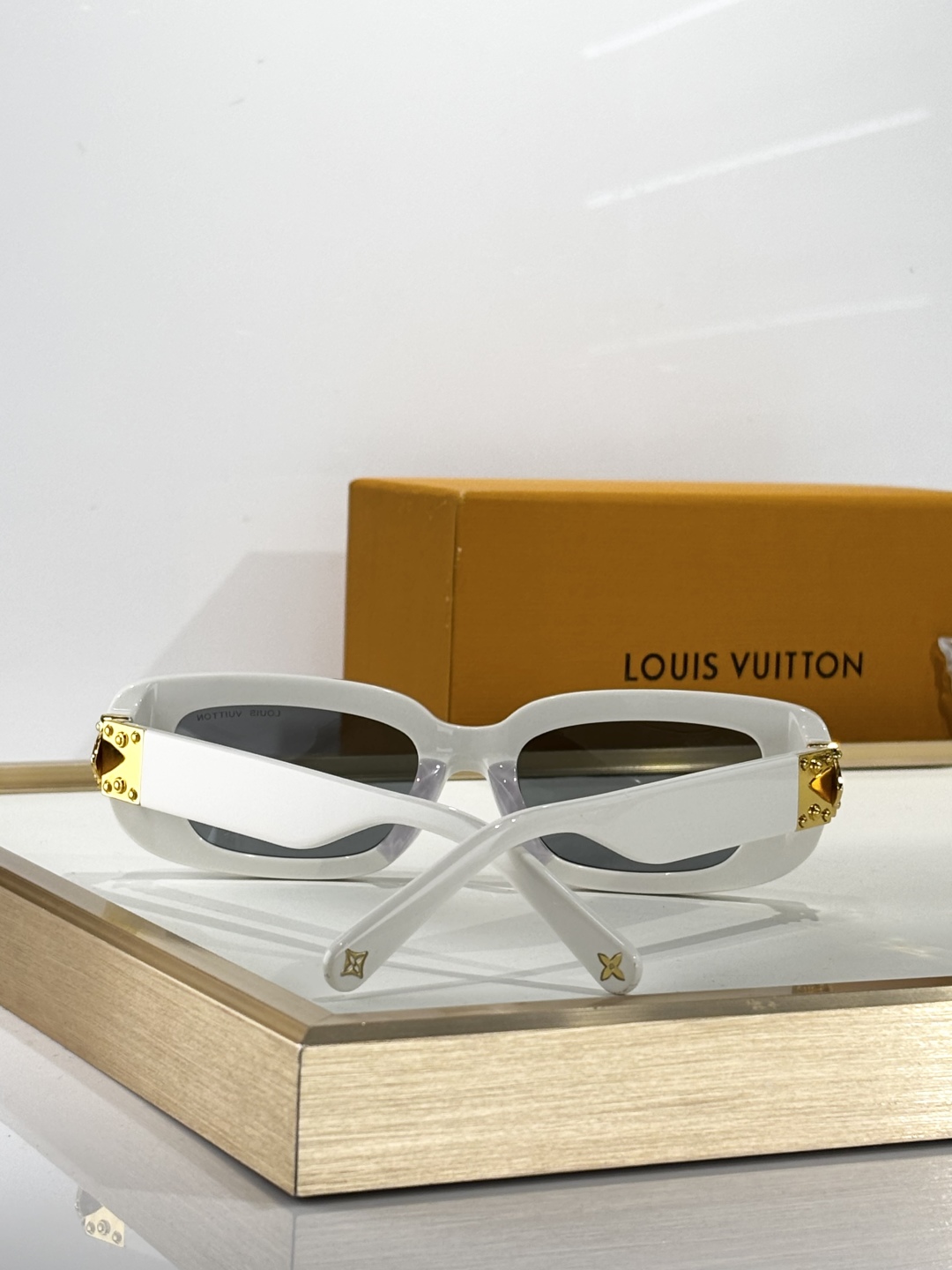  LOUIS VUITT*
MODEL：Z3007E
SIZE：51口19-140
