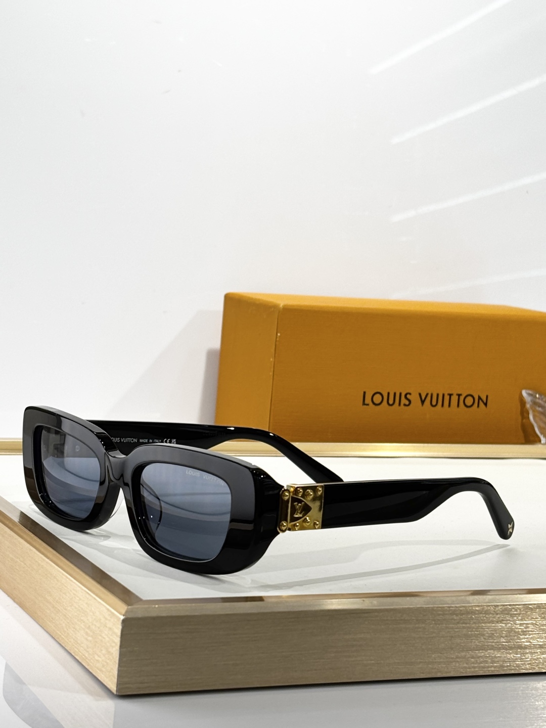  LOUIS VUITT*
MODEL：Z3007E
SIZE：51口19-140
