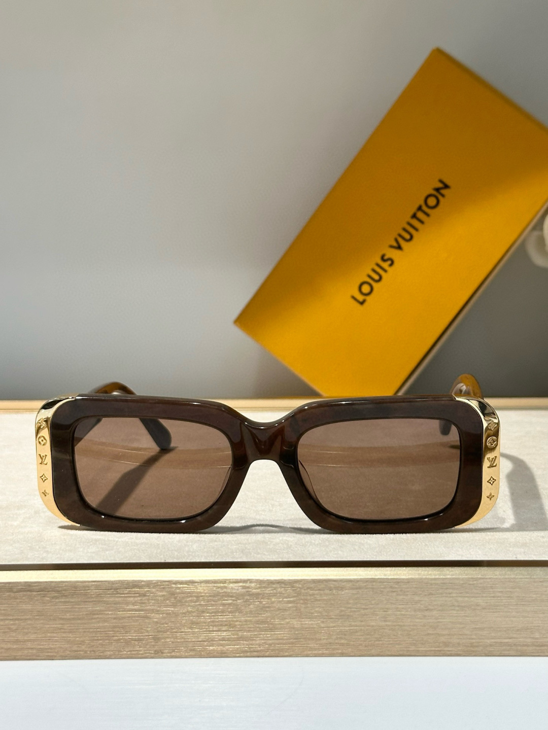  LOUIS VUITTON
ModZ1649E
Size53-20-145
