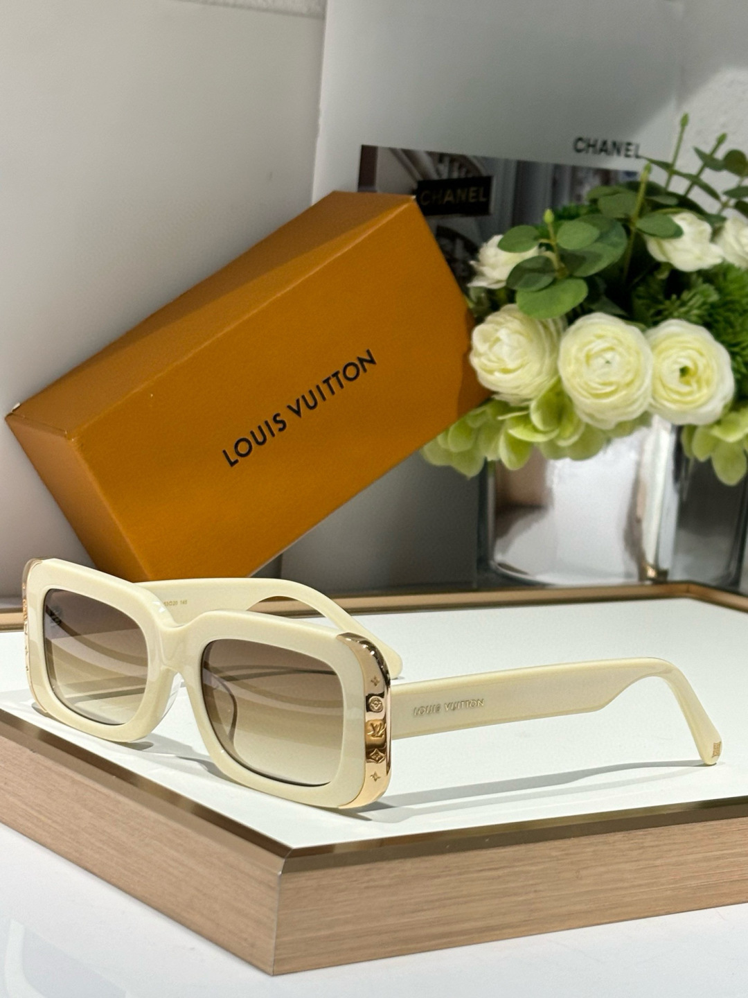  LOUIS VUITTON
ModZ1649E
Size53-20-145
