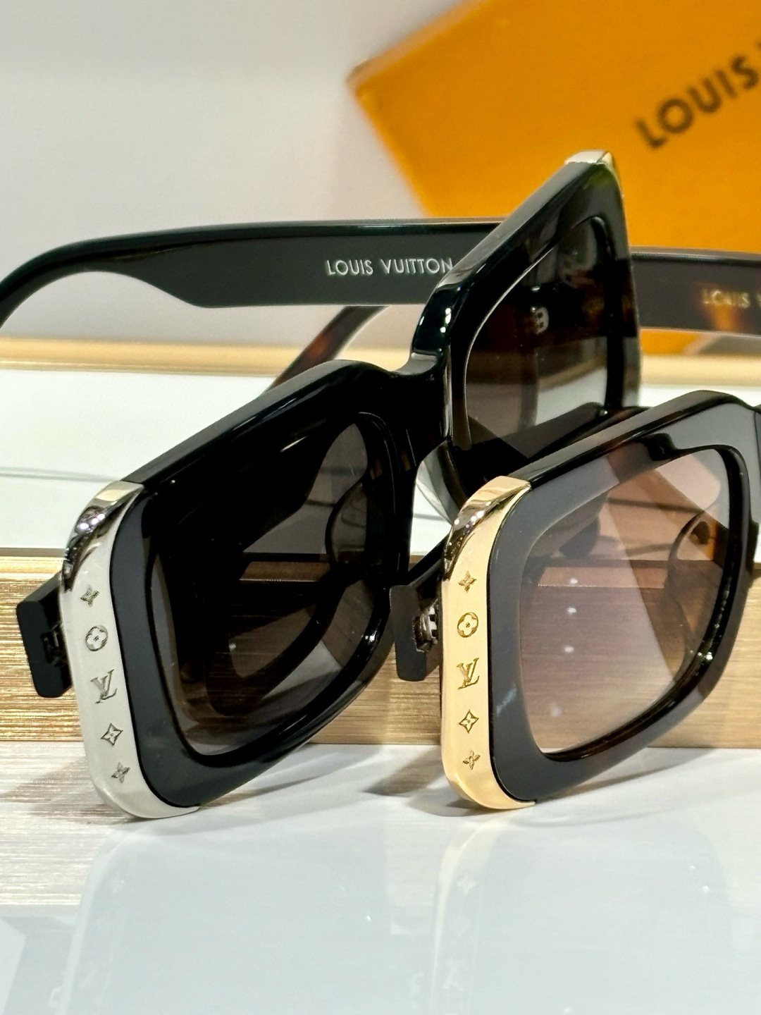  LOUIS VUITTON
ModZ1649E
Size53-20-145

