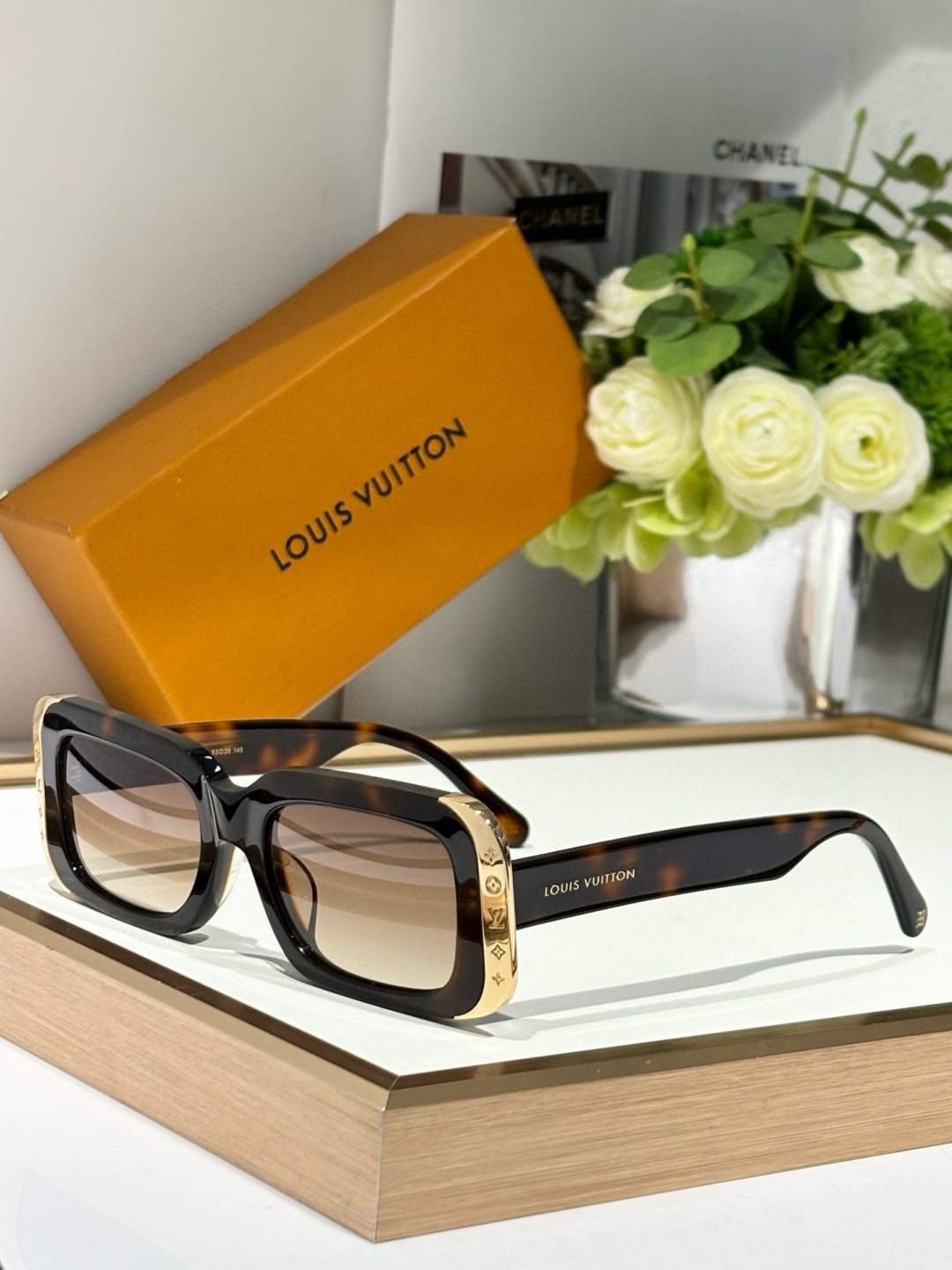  LOUIS VUITTON
ModZ1649E
Size53-20-145
