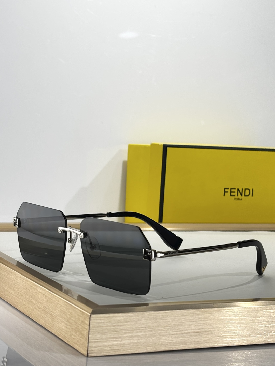  FENDI
MODEL：FE40043U
SIZE：58口13-145
