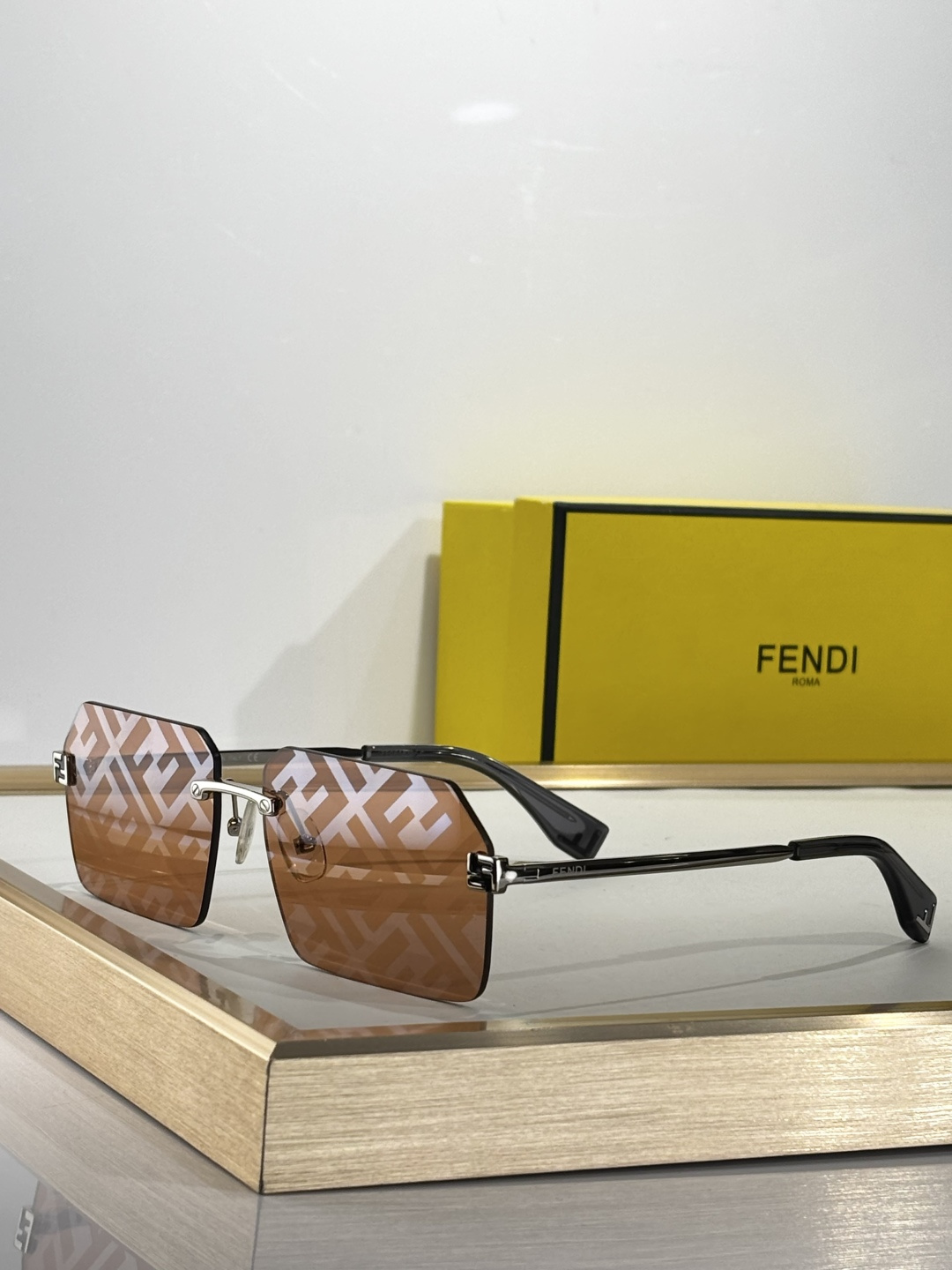  FENDI
MODEL：FE40043U
SIZE：58口13-145
