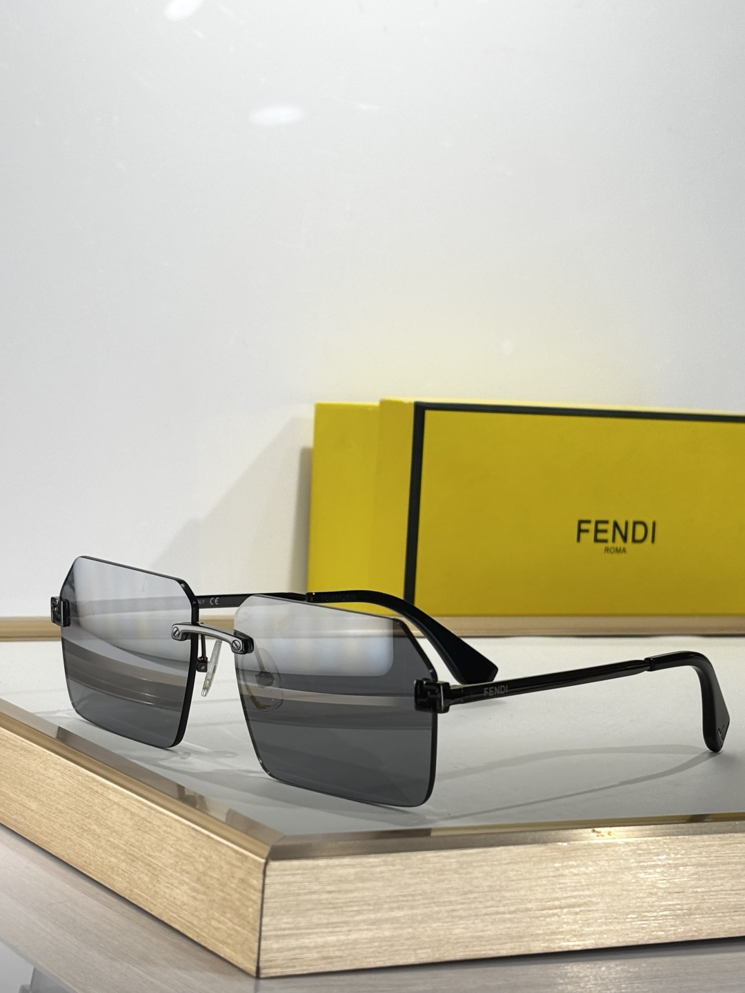  FENDI
MODEL：FE40043U
SIZE：58口13-145
