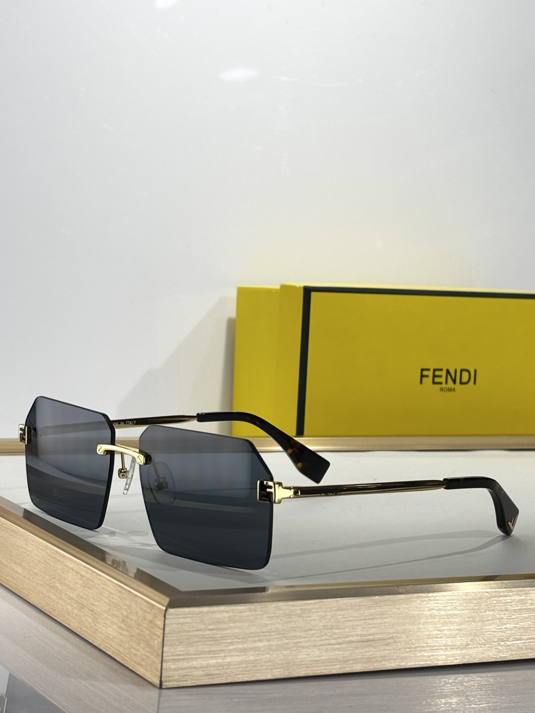  FENDI
MODEL：FE40043U
SIZE：58口13-145
