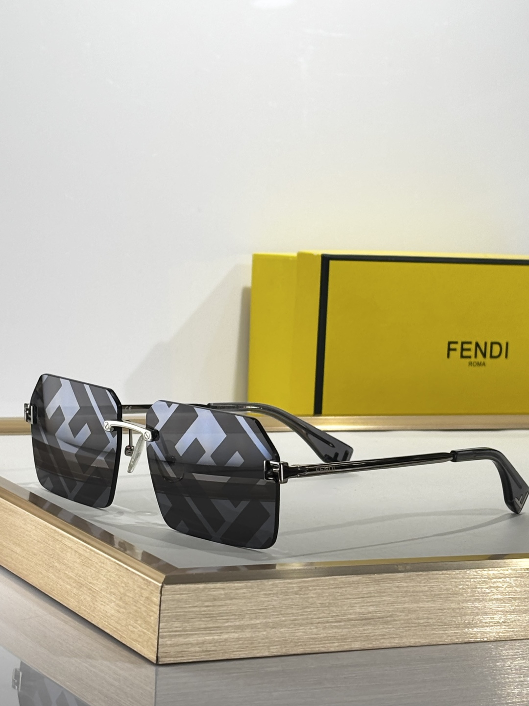  FENDI
MODEL：FE40043U
SIZE：58口13-145
