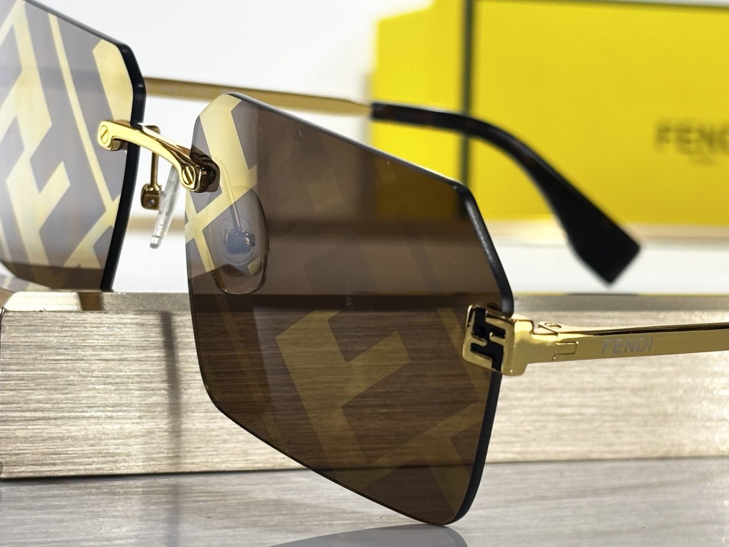  FENDI
MODEL：FE40043U
SIZE：58口13-145
