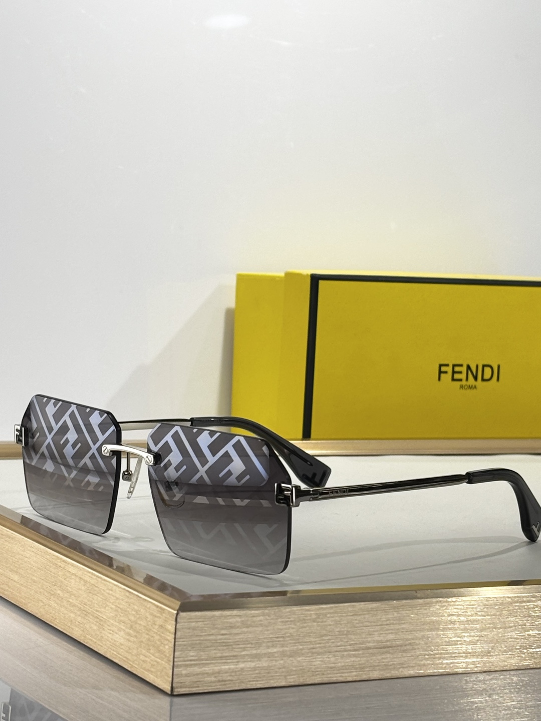  FENDI
MODEL：FE40043U
SIZE：58口13-145
