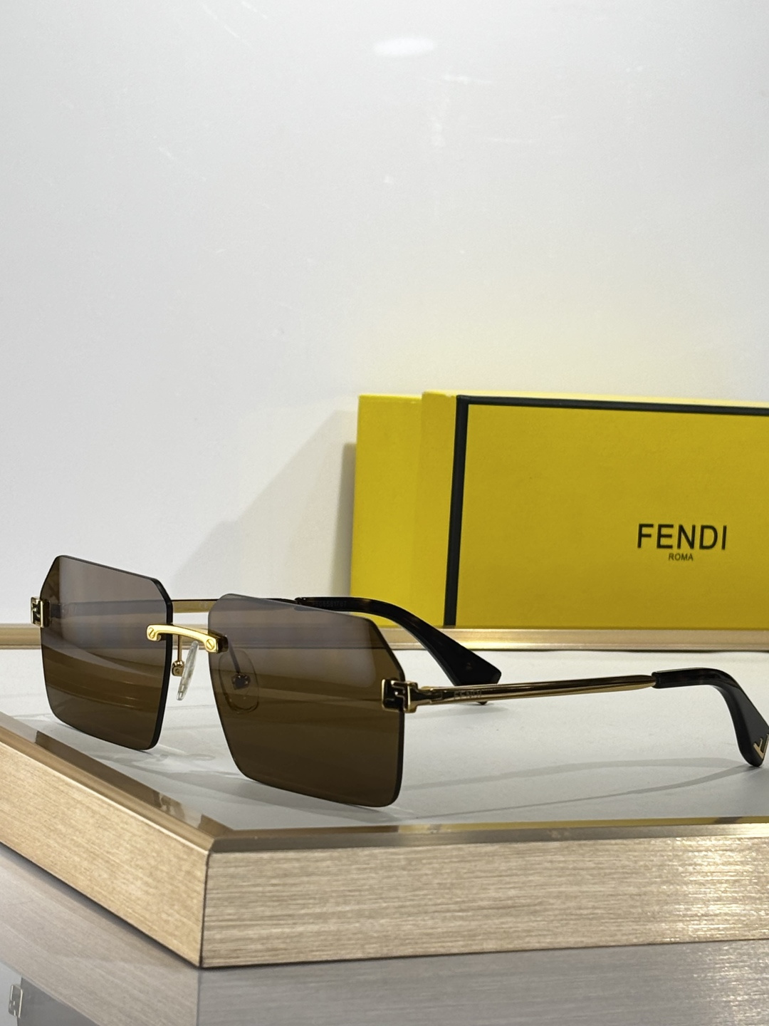  FENDI
MODEL：FE40043U
SIZE：58口13-145
