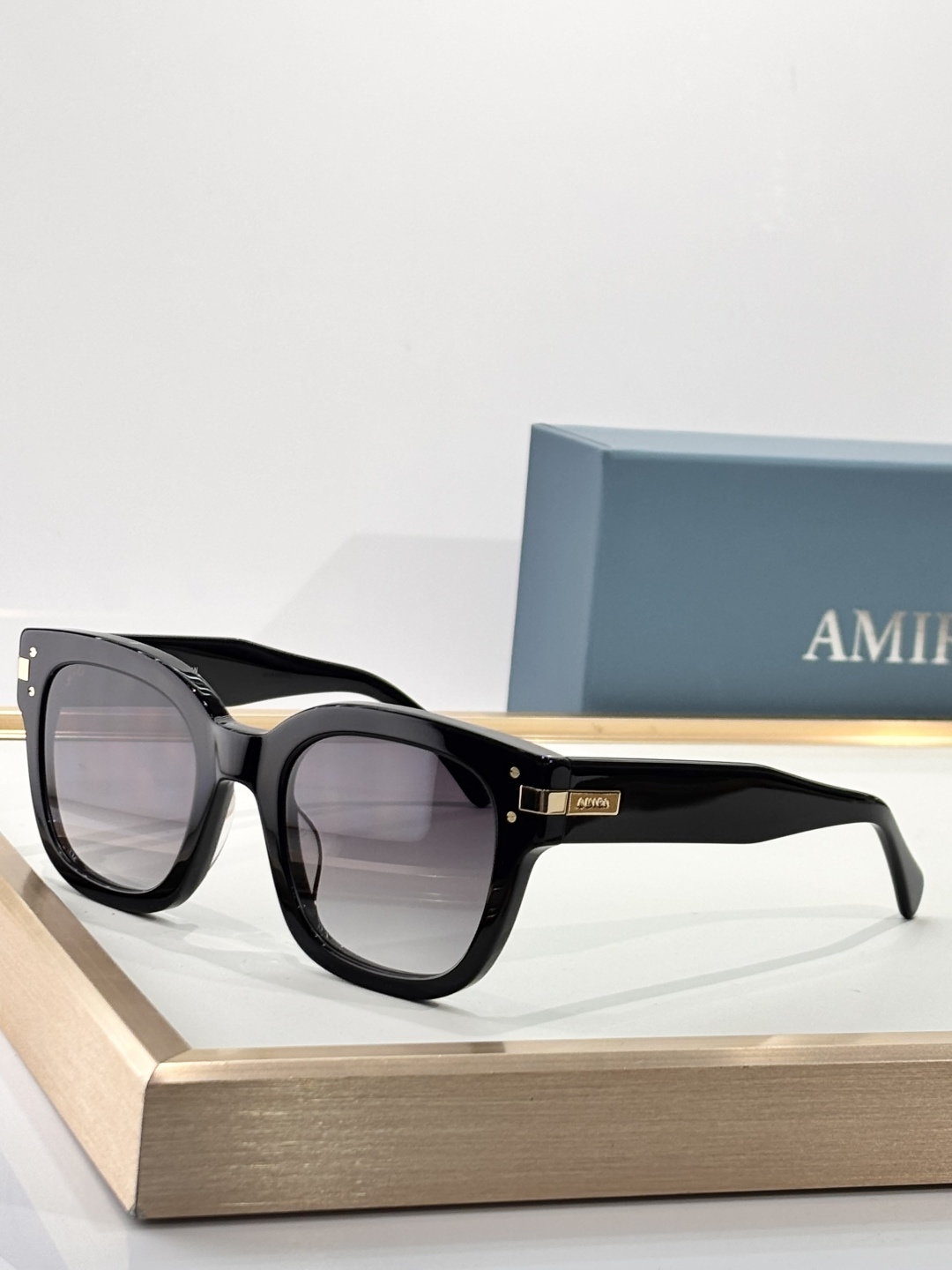 AMIRIOriginal Mod:Classic XA41763Size:51.5口22.5145美国