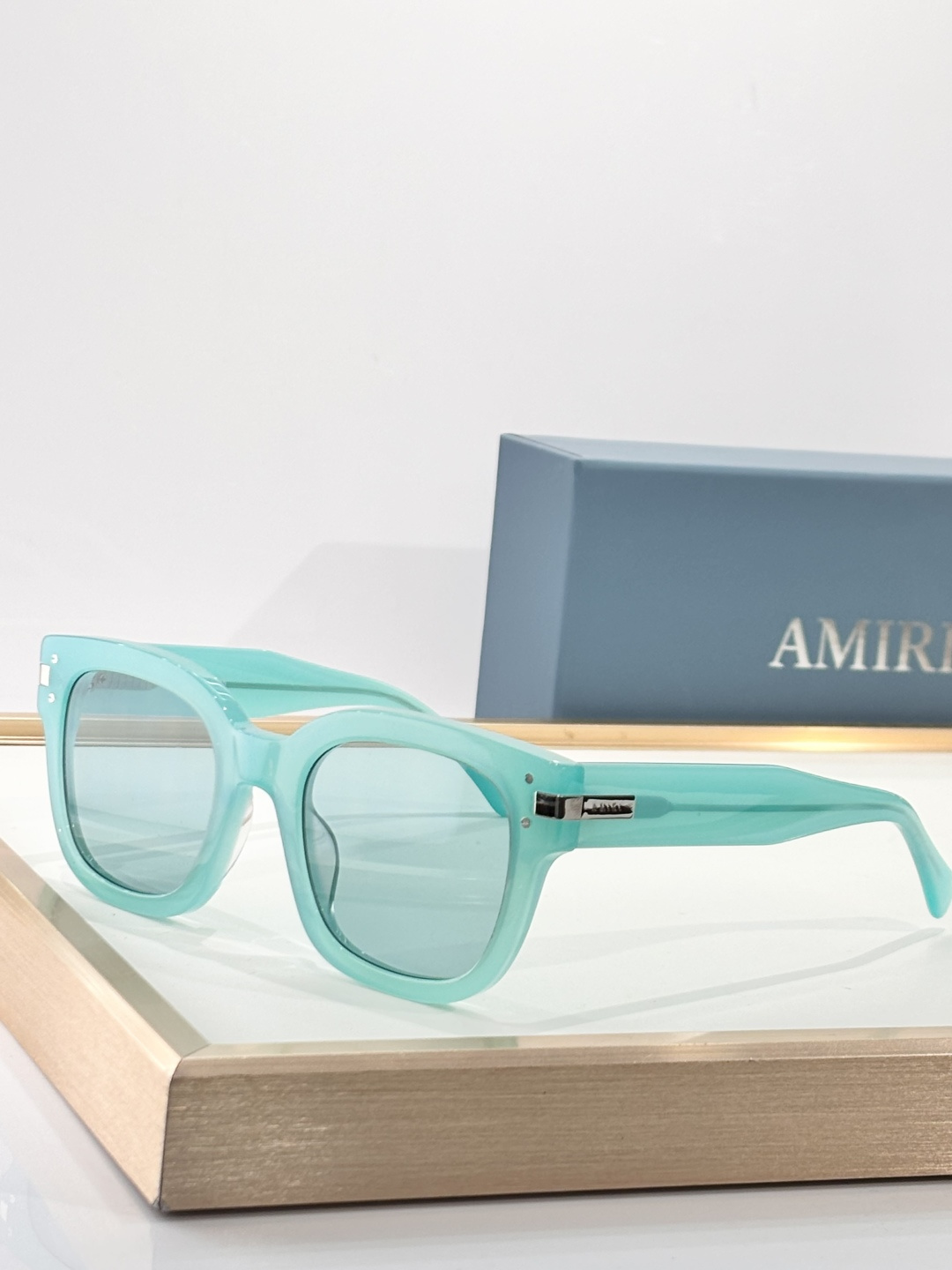 AMIRIOriginal Mod:Classic XA41763Size:51.5口22.5145美国