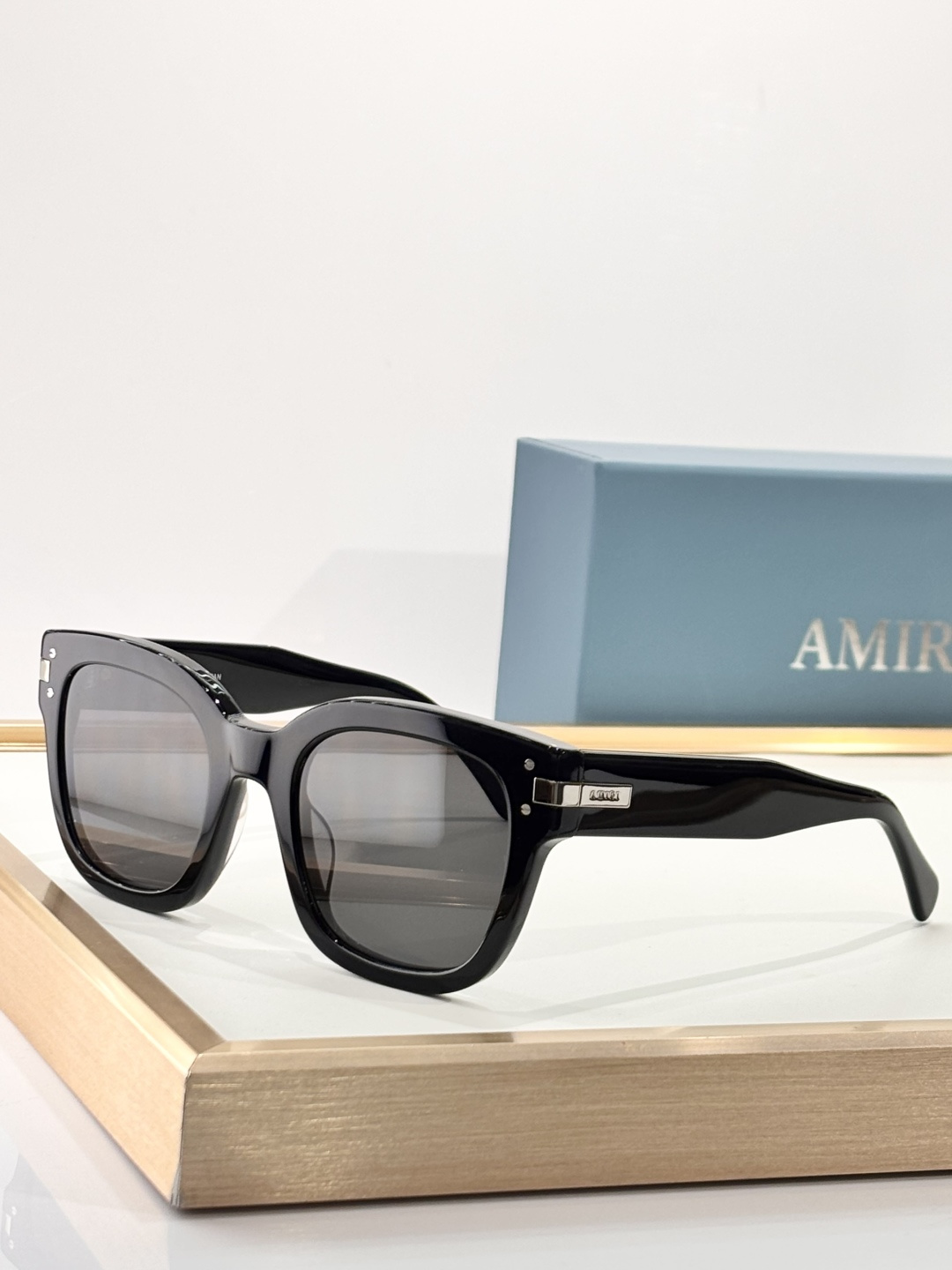 AMIRIOriginal Mod:Classic XA41763Size:51.5口22.5145美国