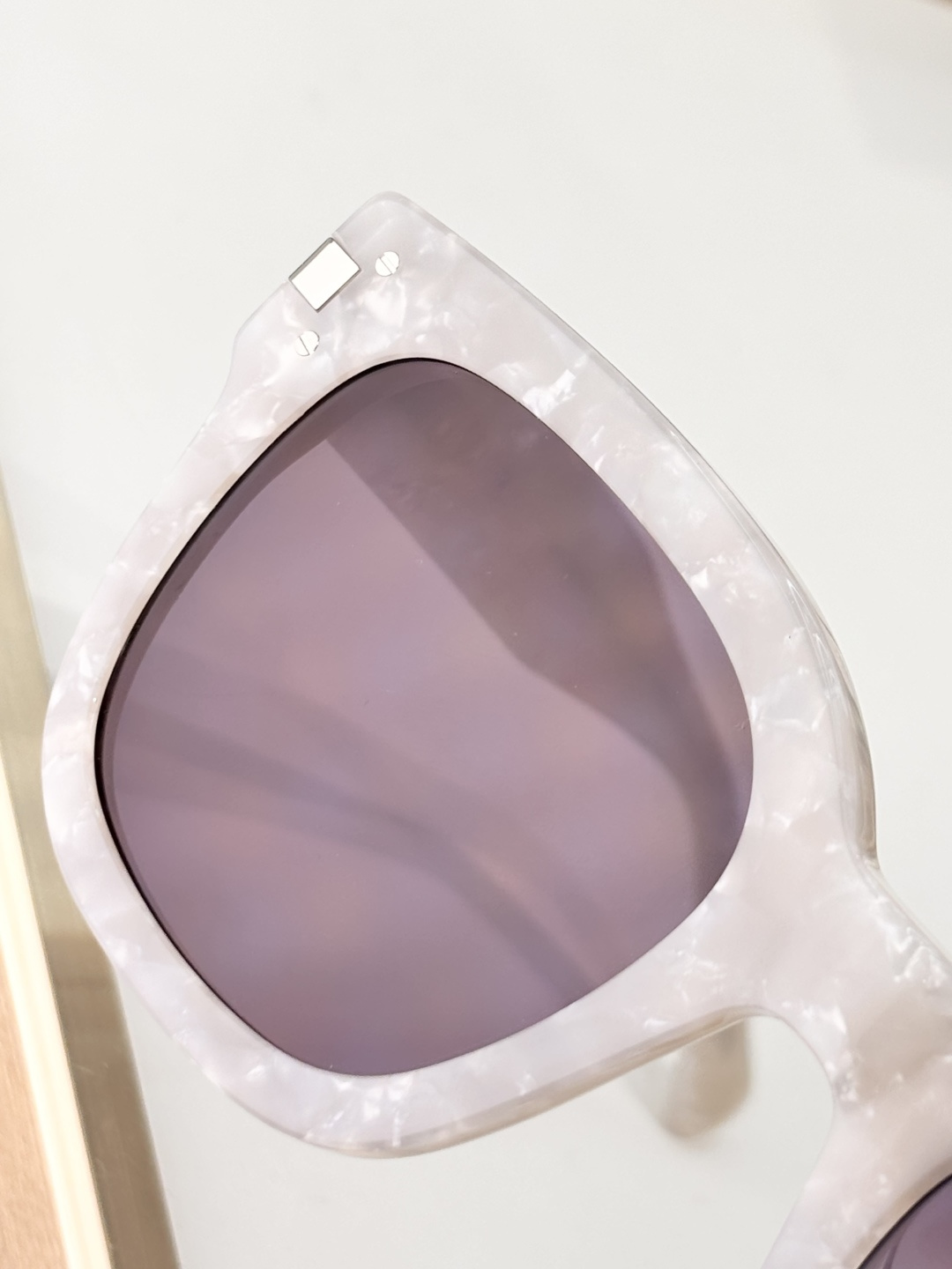 AMIRIOriginal Mod:Classic XA41763Size:51.5口22.5145美国