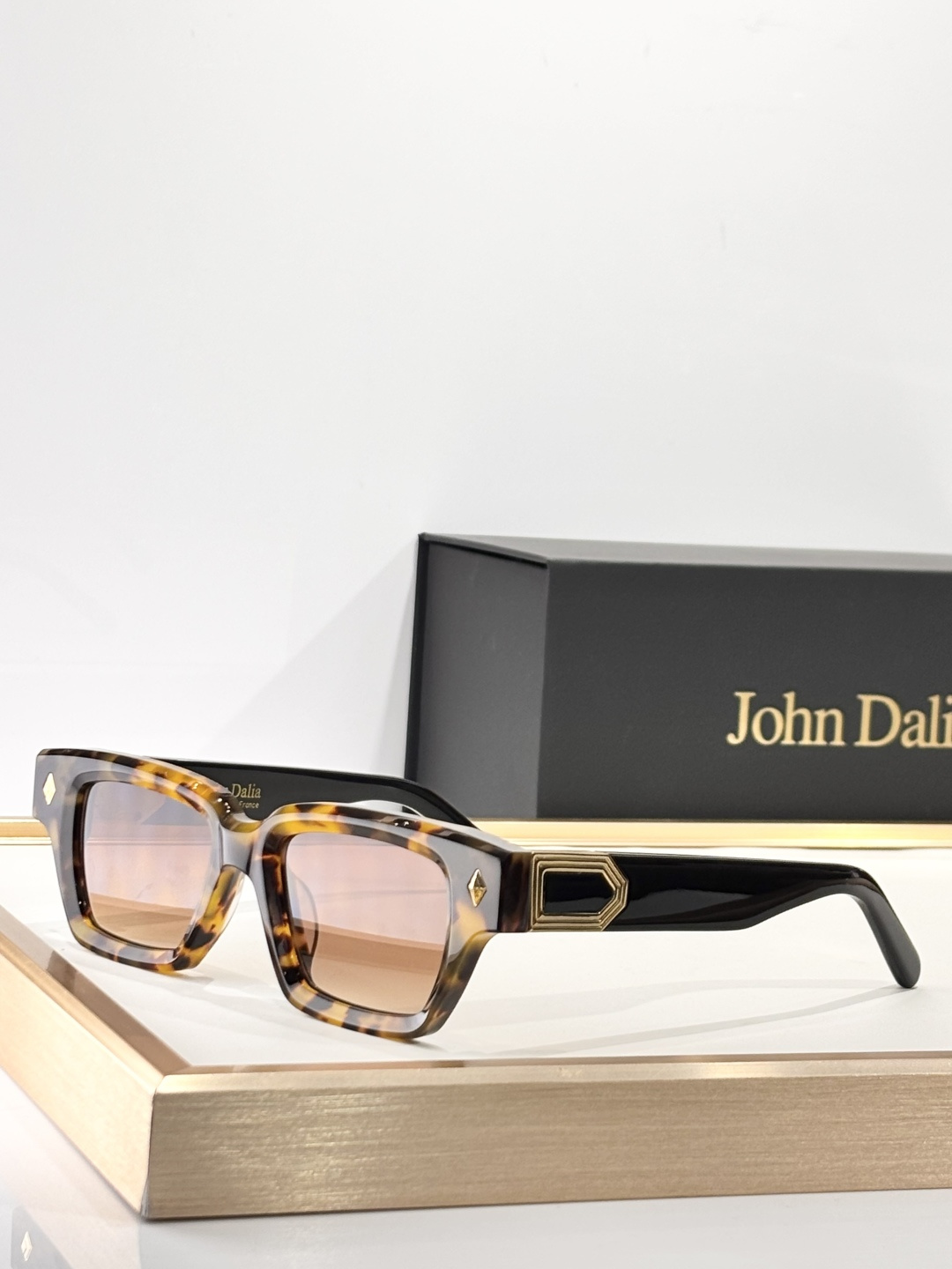 John DaliaMODEL：Project3SIZE：51口19-145盒子另计