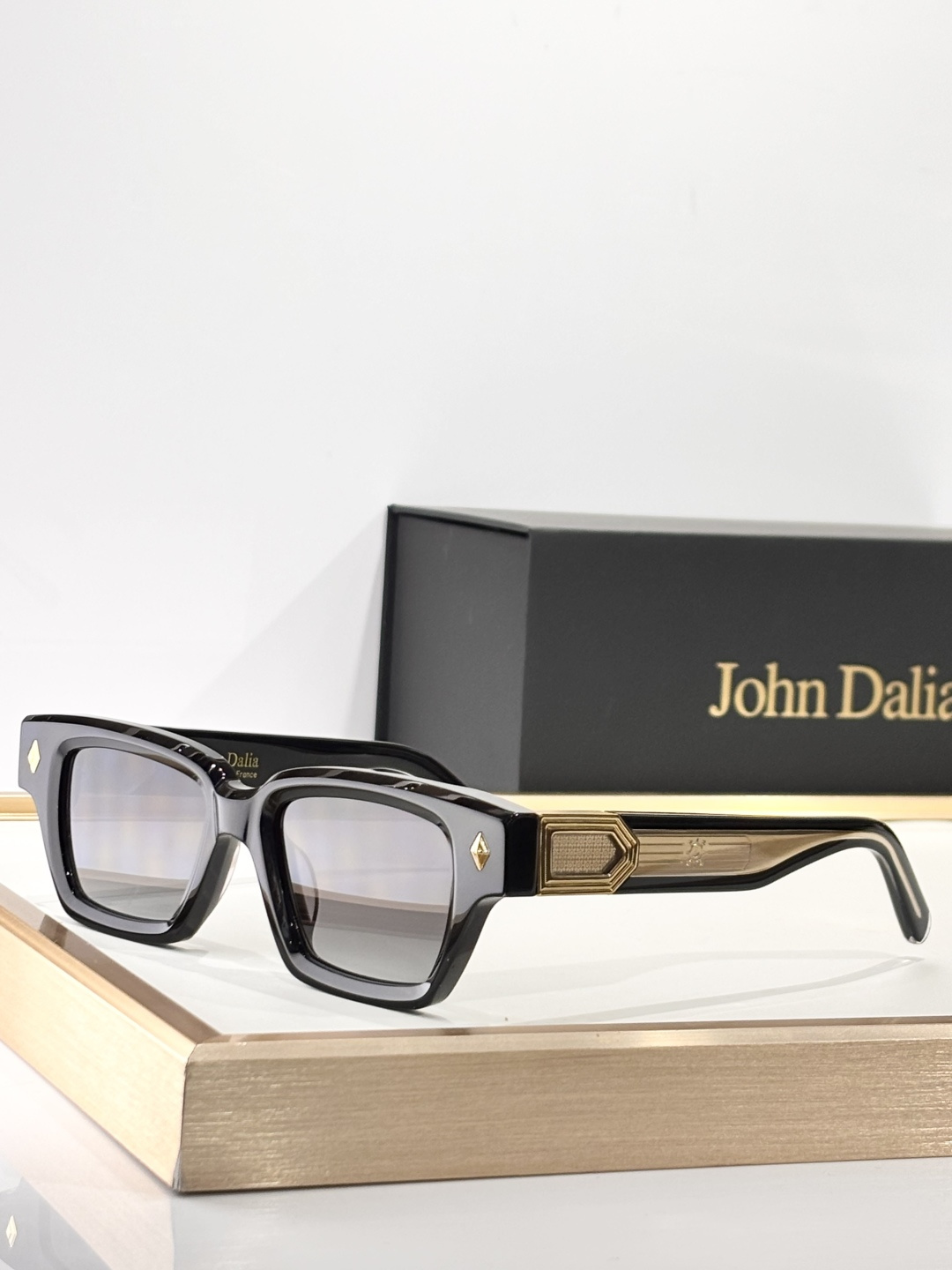 John DaliaMODEL：Project3SIZE：51口19-145盒子另计