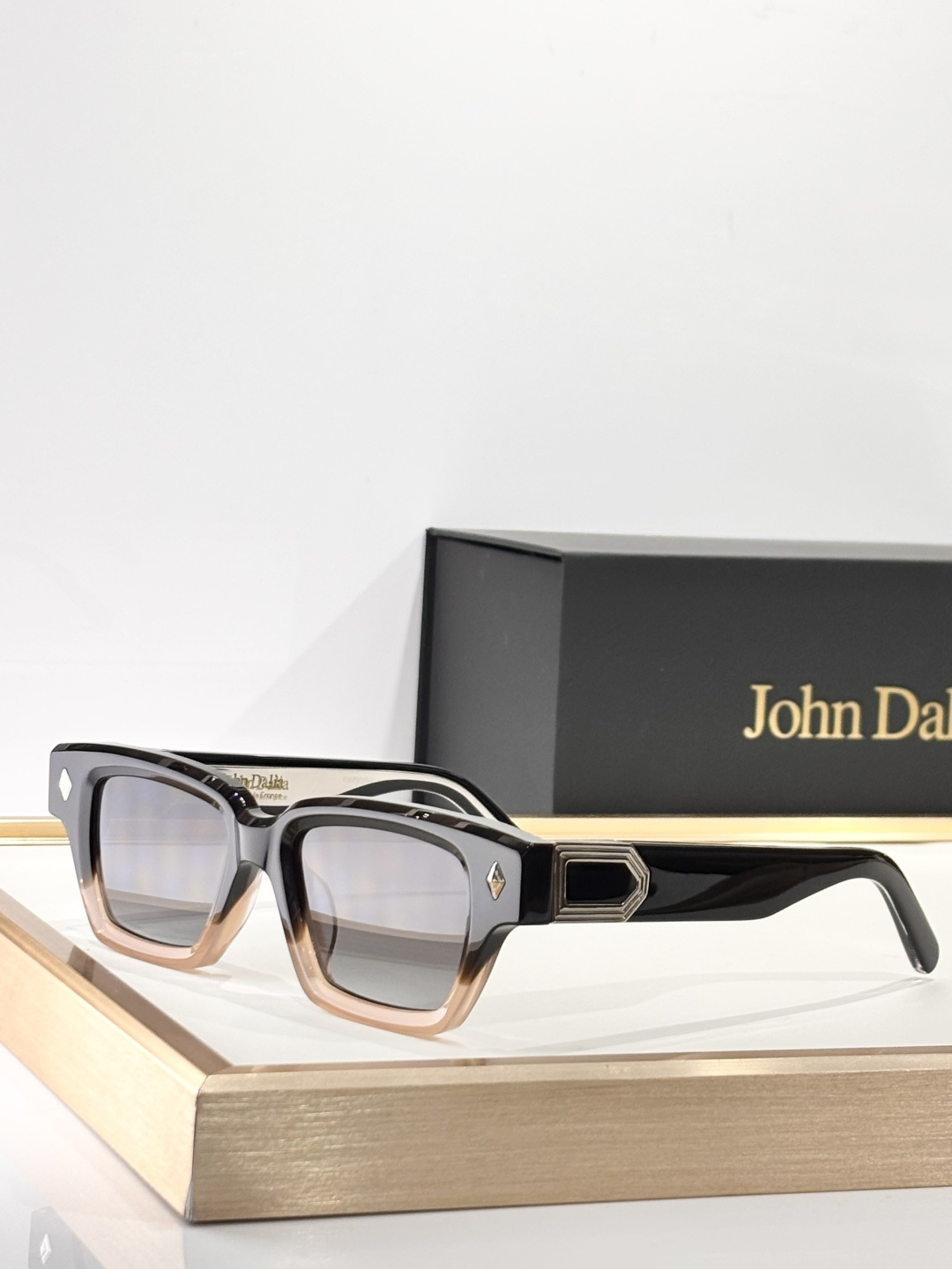 John DaliaMODEL：Project3SIZE：51口19-145盒子另计