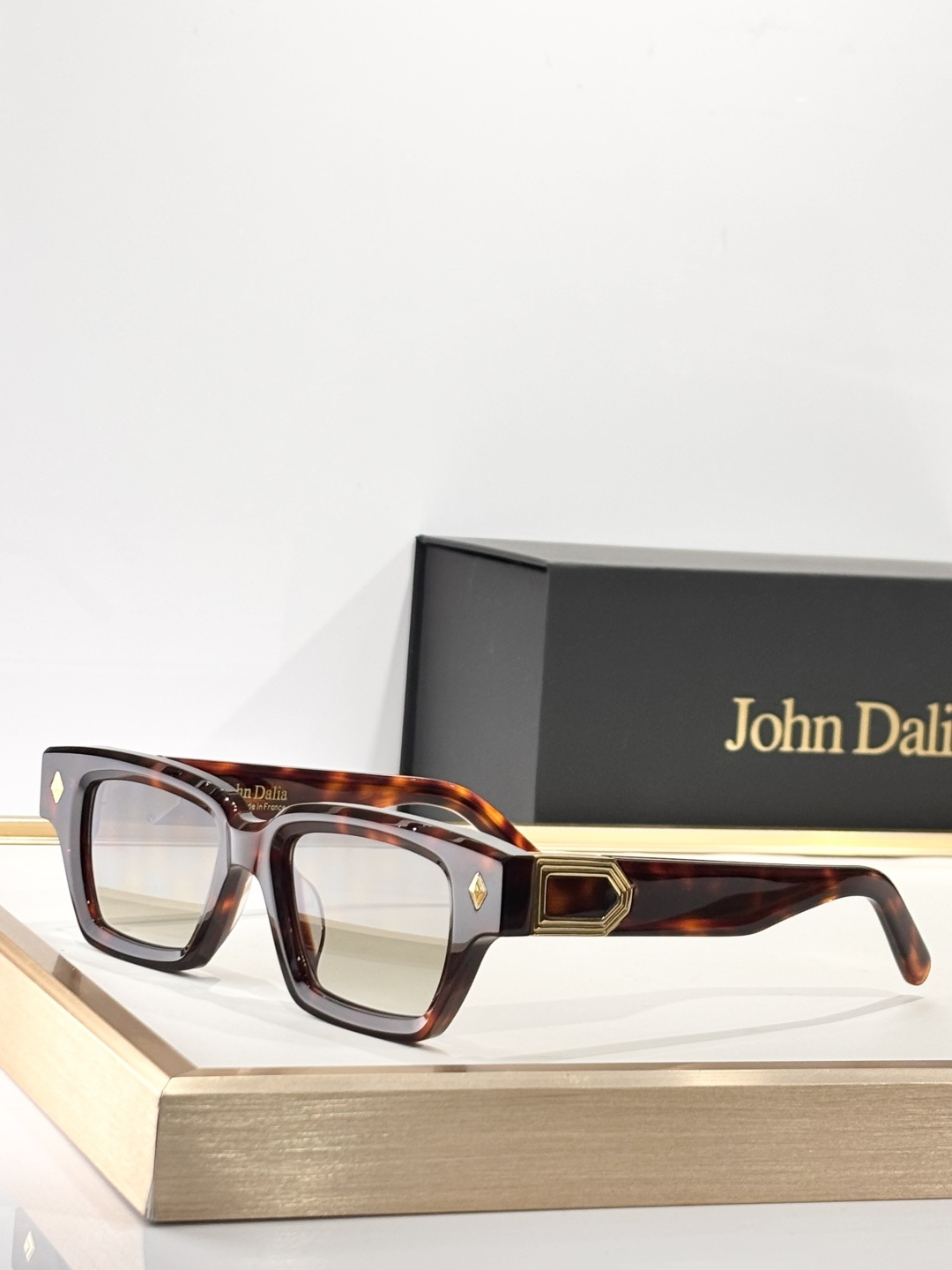 John DaliaMODEL：Project3SIZE：51口19-145盒子另计