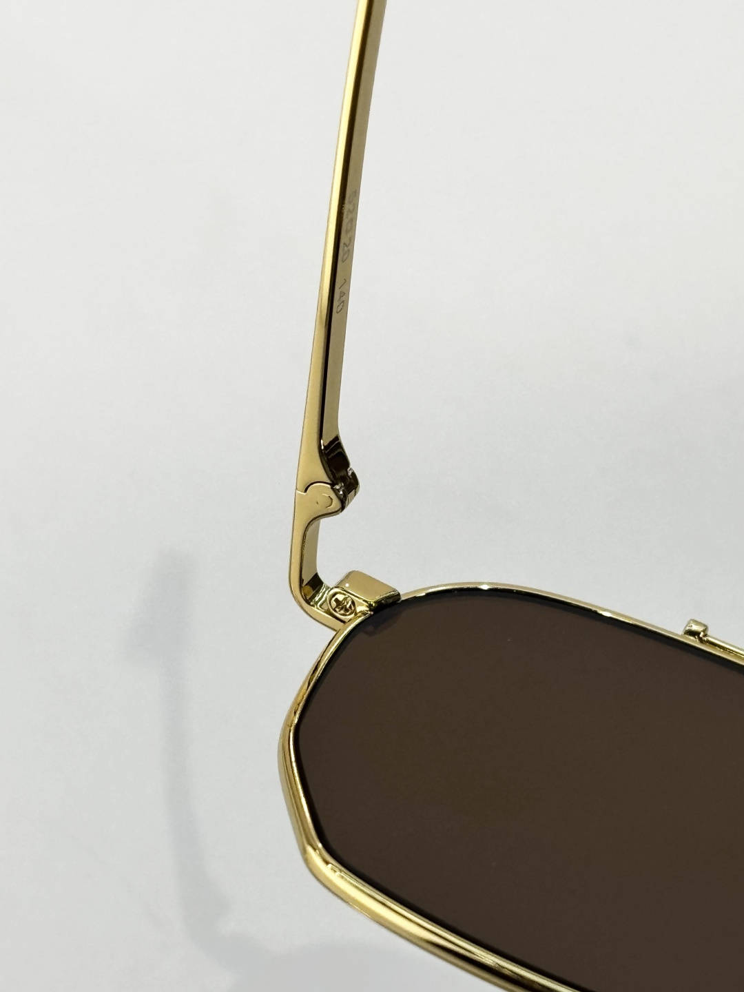 VEHLA 绝美细节澳洲今夏必备太阳鏡，超酷girl就是你！天后Beyoncr都超爱。安全感&时尚感都拿